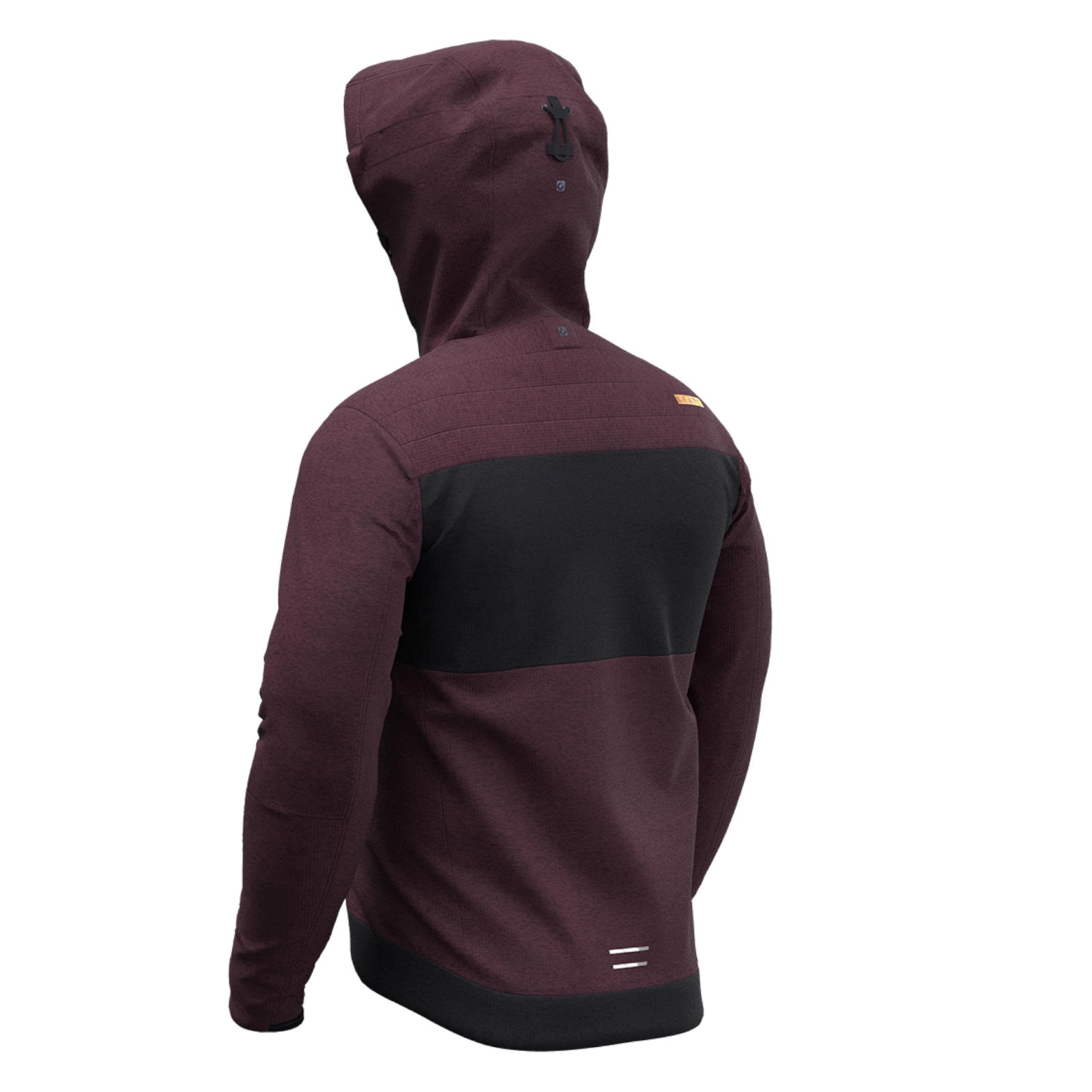 Rückansicht einer weinroten Kapuzenjacke mit schwarzem Bruststreifen und reflektierenden Details auf weißem Grund.