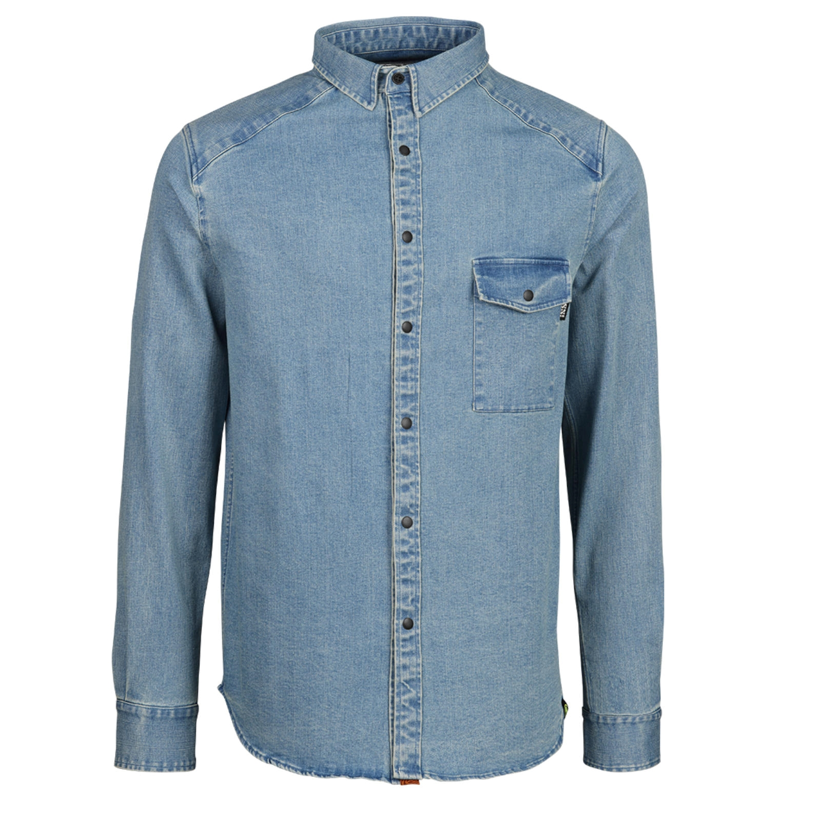 Ein langärmeliges Hellblaues Jeanshemd mit Druckknöpfen und einer Brusttasche.