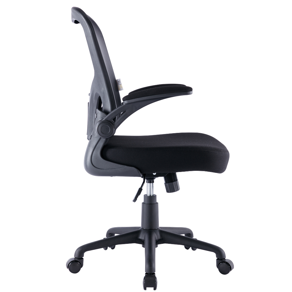 Vista laterale di una sedia da ufficio ergonomica nera con schienale in rete e ruote su sfondo bianco.