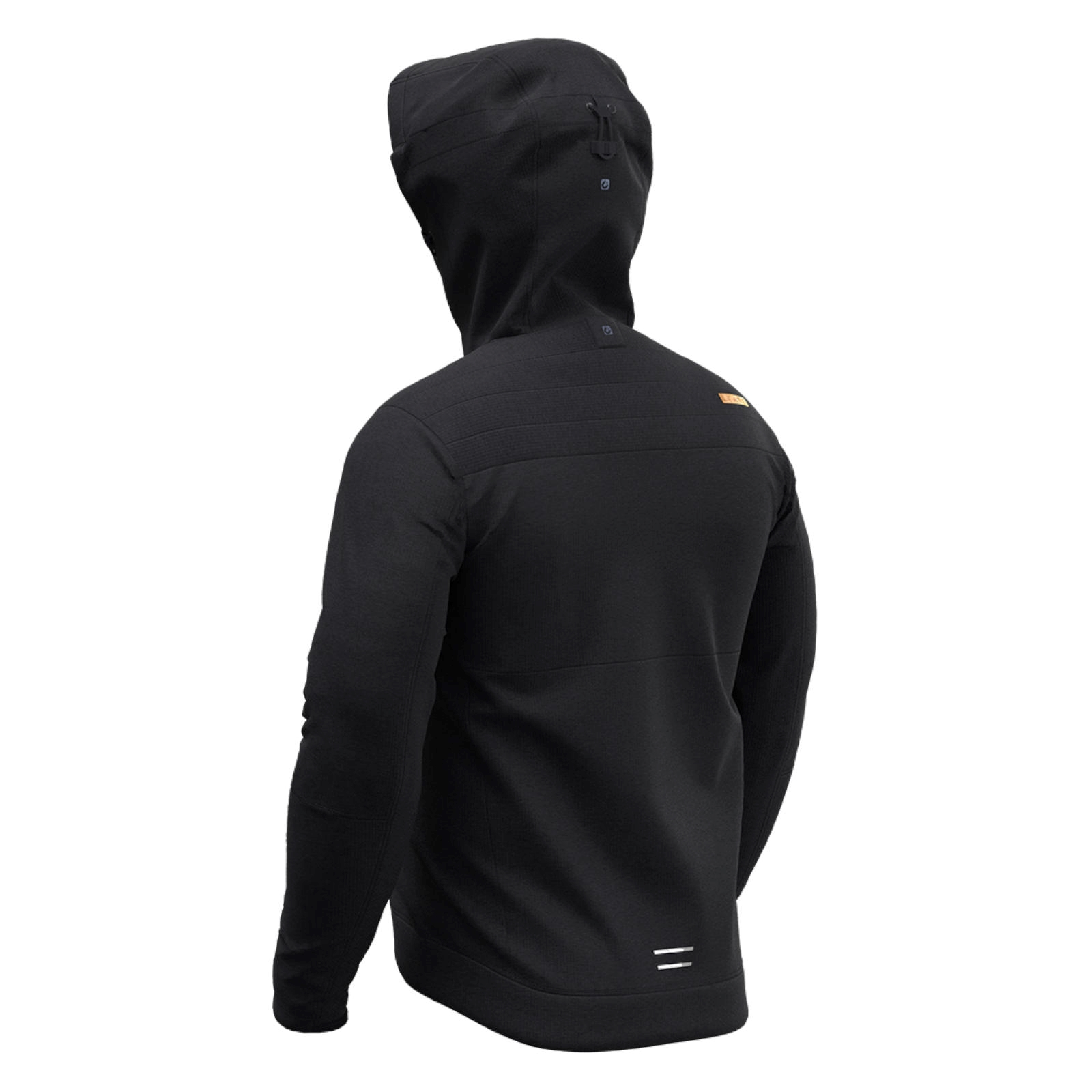 Eine Person von hinten in einer schwarzen Kapuzenjacke mit kleinem orangen Logo auf der rechten Schulter und weißen Streifen.