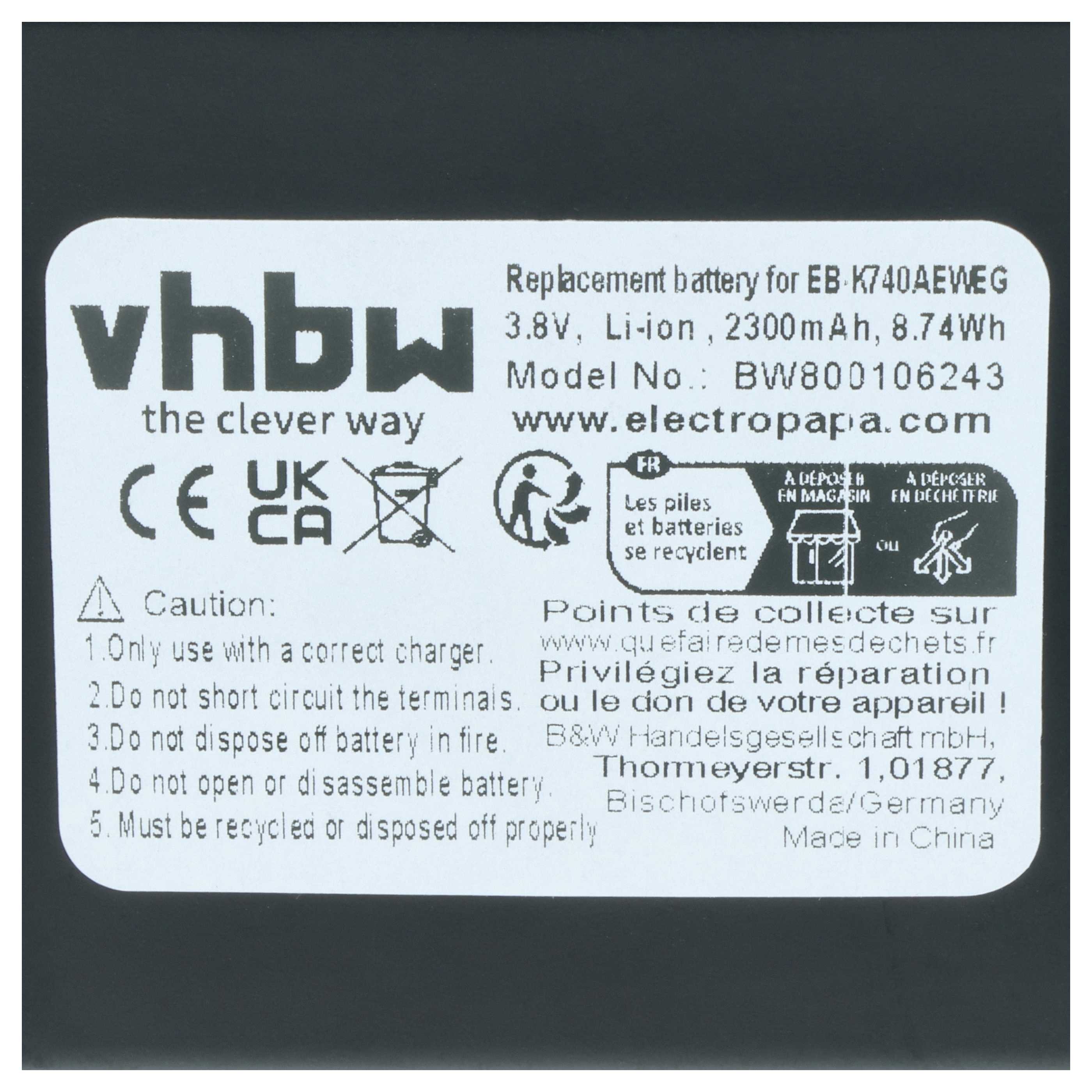 Nahaufnahme eines Batterieetiketts mit technischen Daten, Warnhinweisen, Recyclingsymbolen und der Marke vhbw.