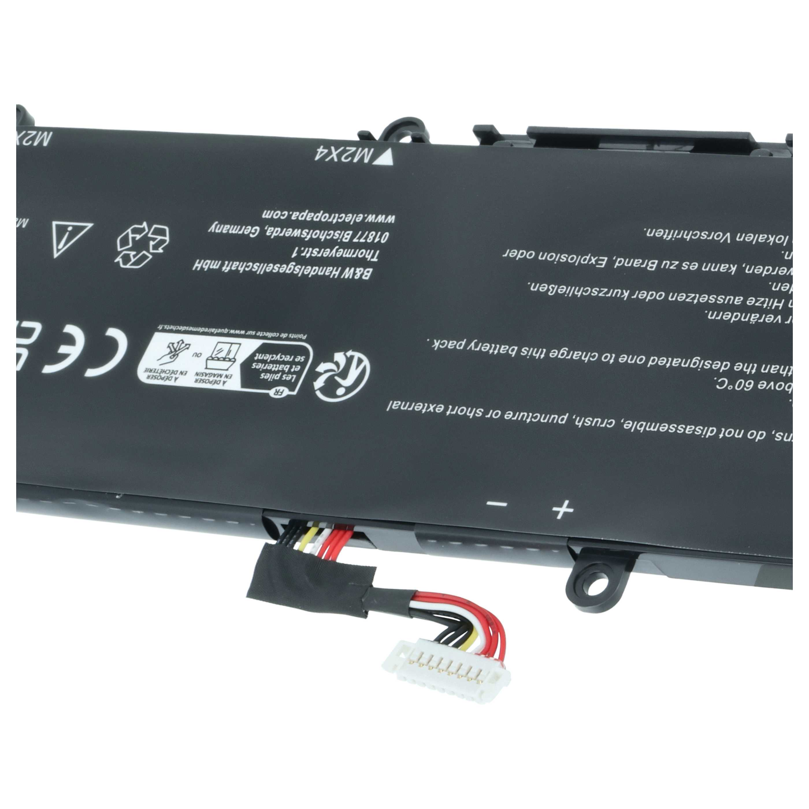 Ein schwarzer Laptop-Akku mit Sicherheitshinweisen, Recyclingsymbolen und einem angeschlossenen Kabel mit Stecker.
