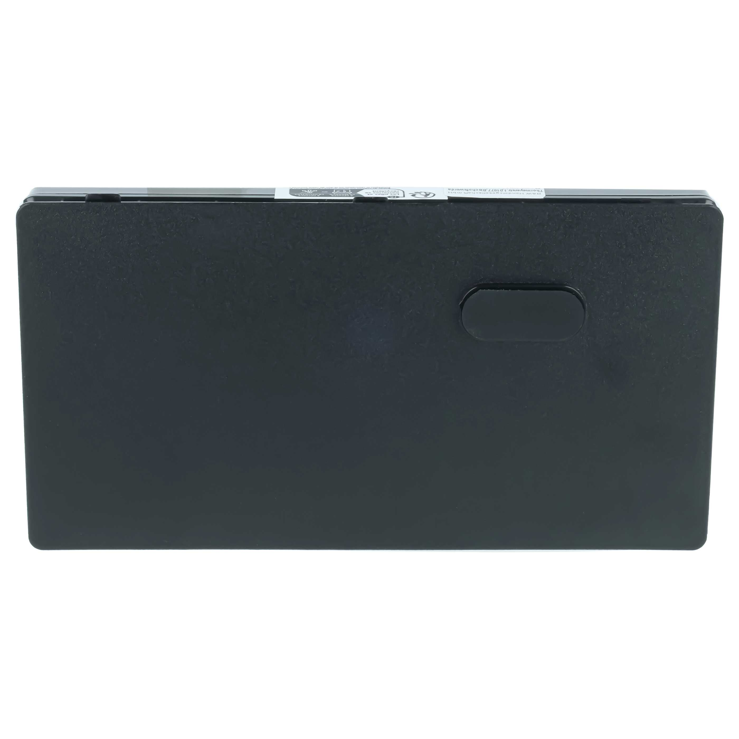 Eine schwarze, flache Laptop-Akkubatterie mit einem Aufkleber auf weißem Hintergrund, auf weißem Grund.