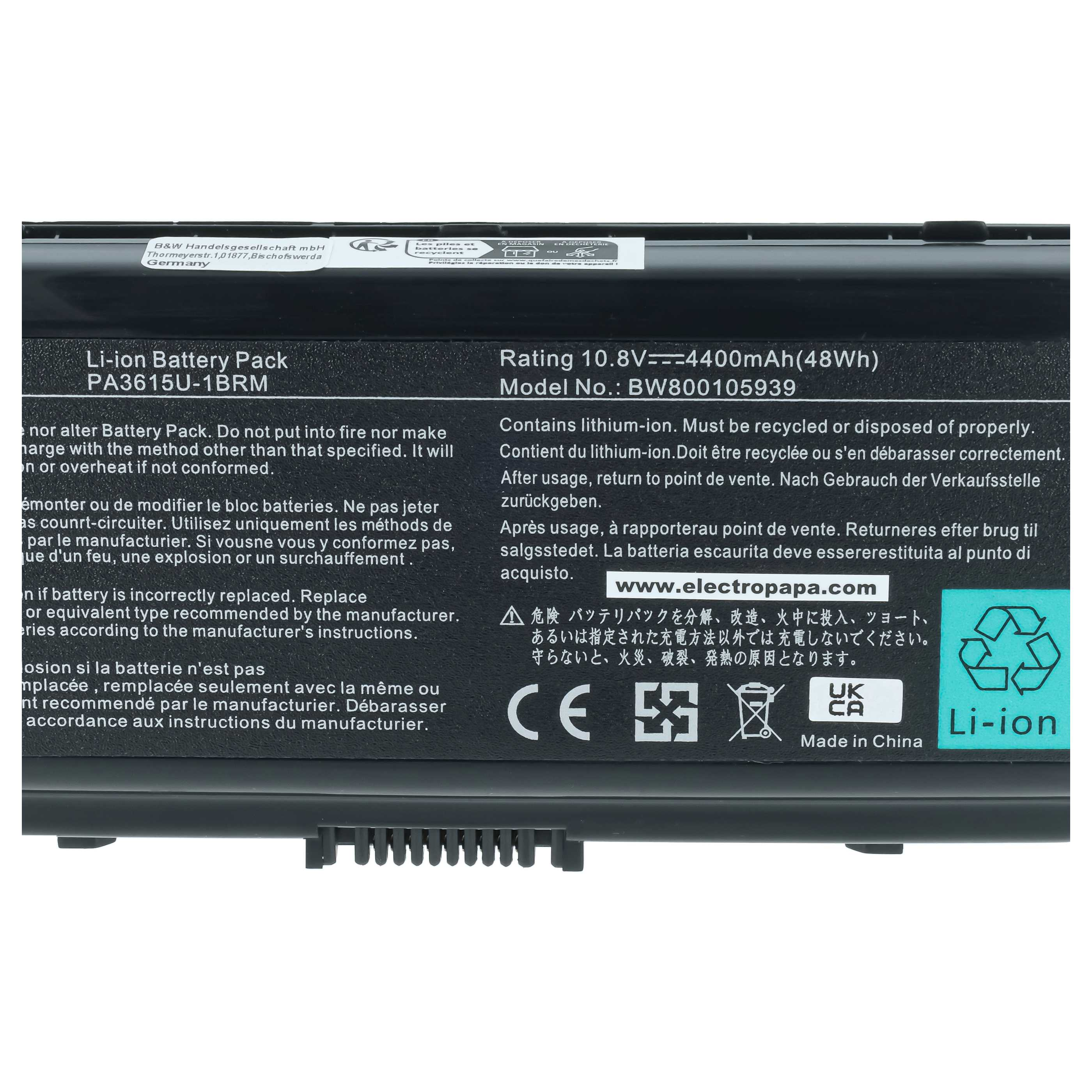 Ein schwarzer Lithium-Ionen-Akku mit weiß aufgedruckten technischen Daten, Sicherheitshinweisen und Recycling-Symbolen.