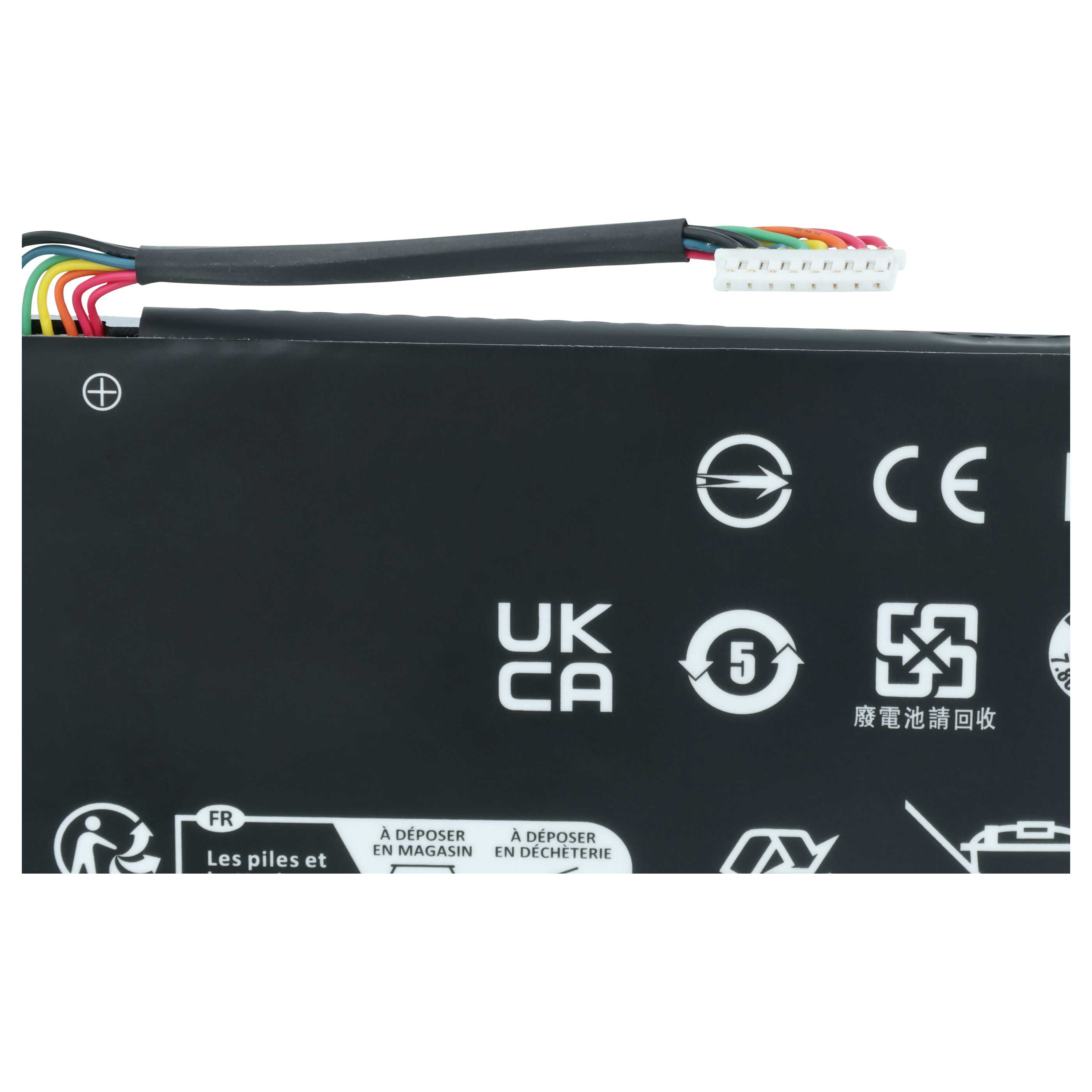 Schwarze Batterie mit CE-Zeichen, Recycling-Symbolen und einem bunten Kabel mit weißem Stecker.