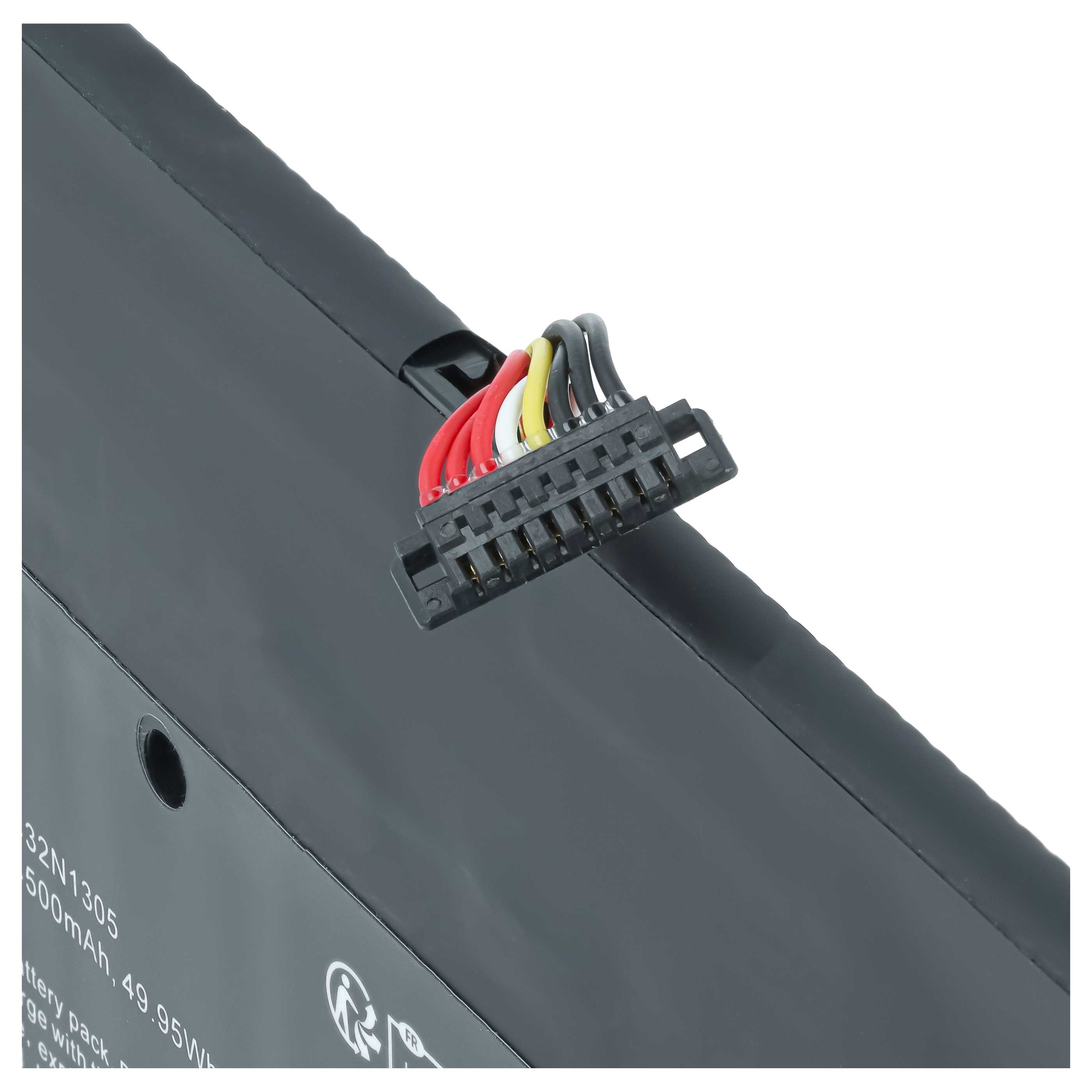 Ein schwarzer Akku mit einem roten, weißen, gelben und drei schwarzen Kabeln mit schwarzem Stecker auf weißem Hintergrund.