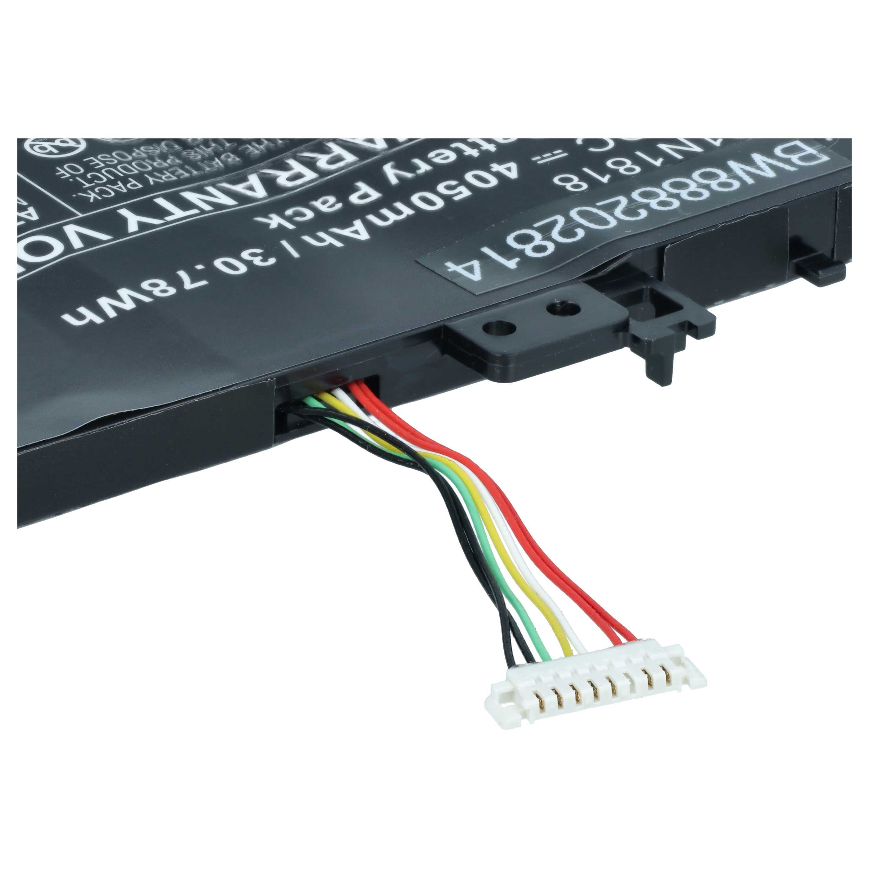 Schwarzer Akku mit roten, gelben, grünen und schwarzen Kabeln, die in einem weißen Stecker enden.