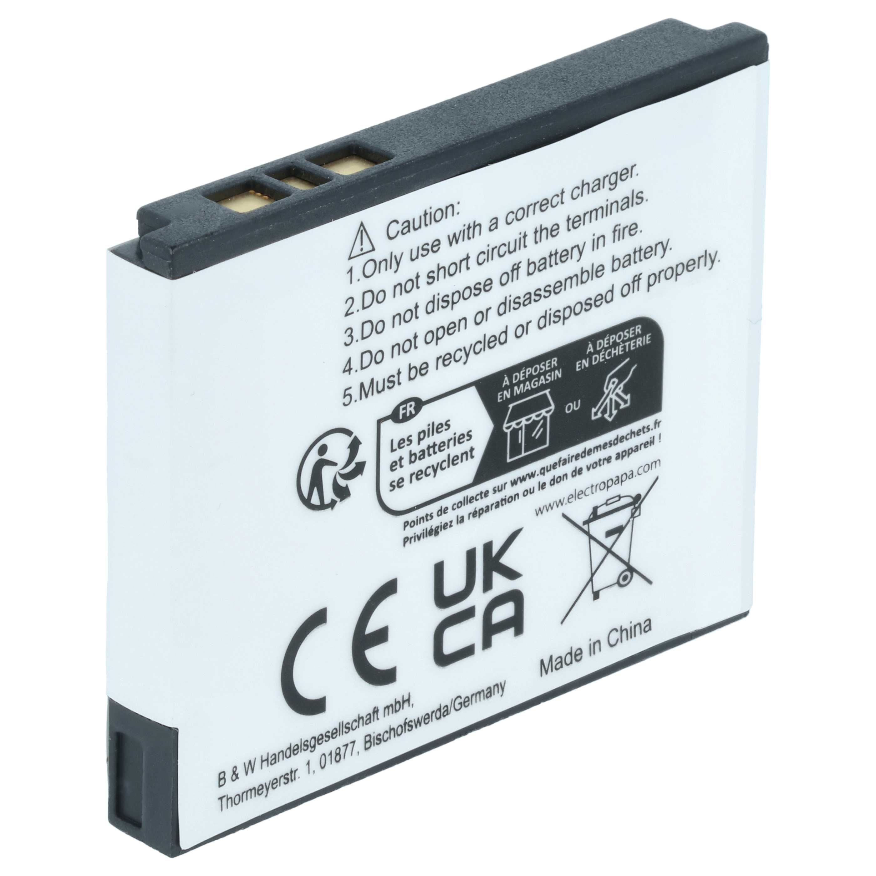 Eine rechteckige weiße Handy-Akku-Batterie mit gedruckten Sicherheitshinweisen und Recycling-Symbolen.