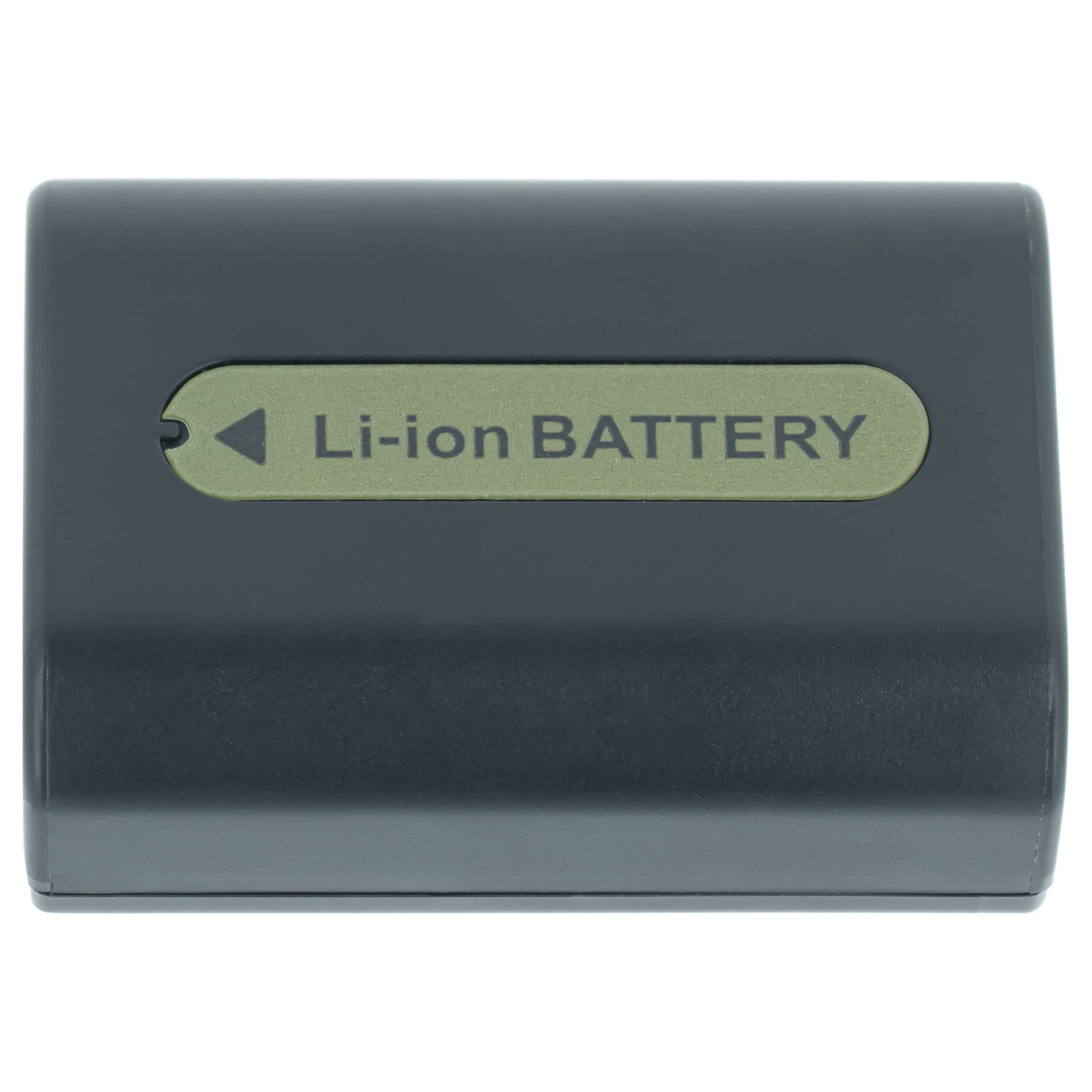 Ein schwarzer Li-Ionen-Akku mit einem grünen Etikett, auf dem Li-ion BATTERY steht, isoliert auf weißem Hintergrund.