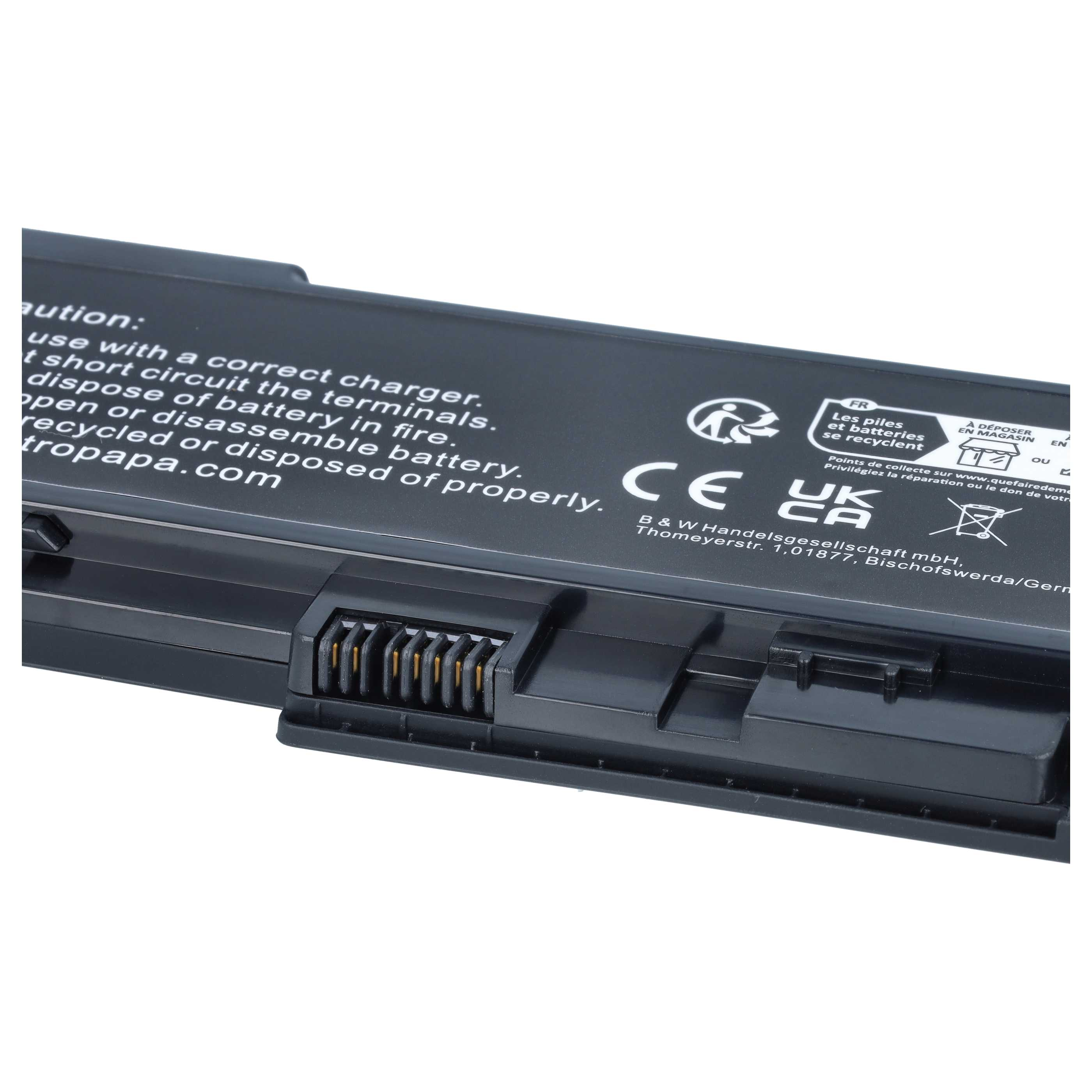 Nahaufnahme einer schwarzen Laptop-Batterie mit Warnhinweisen und Zertifizierungssymbolen.
