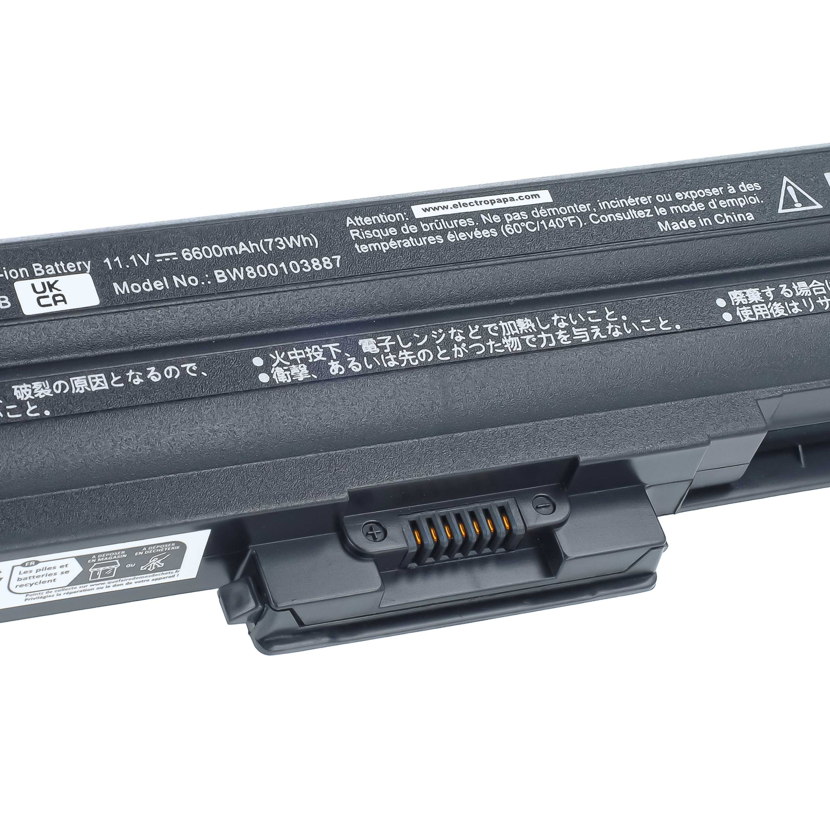 Nahaufnahme einer schwarzen Laptop-Batterie mit technischen Daten und Warnhinweisen in verschiedenen Sprachen.