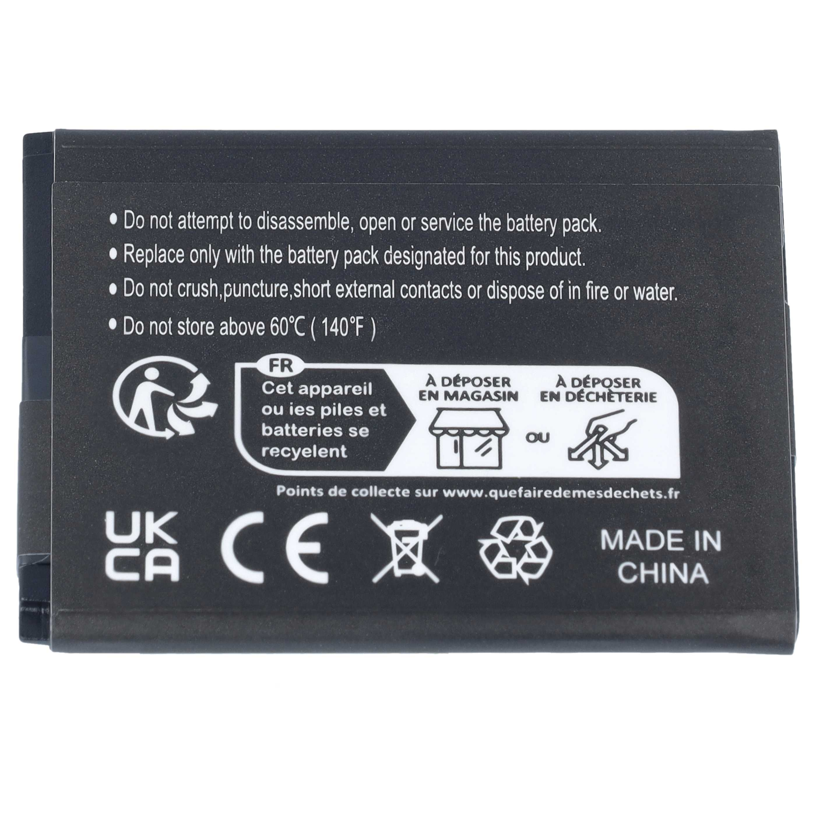 Schwarzer Akku mit weißem Warntext, Recycling-Symbolen, CE-Kennzeichnung und Aufschrift Made in China.