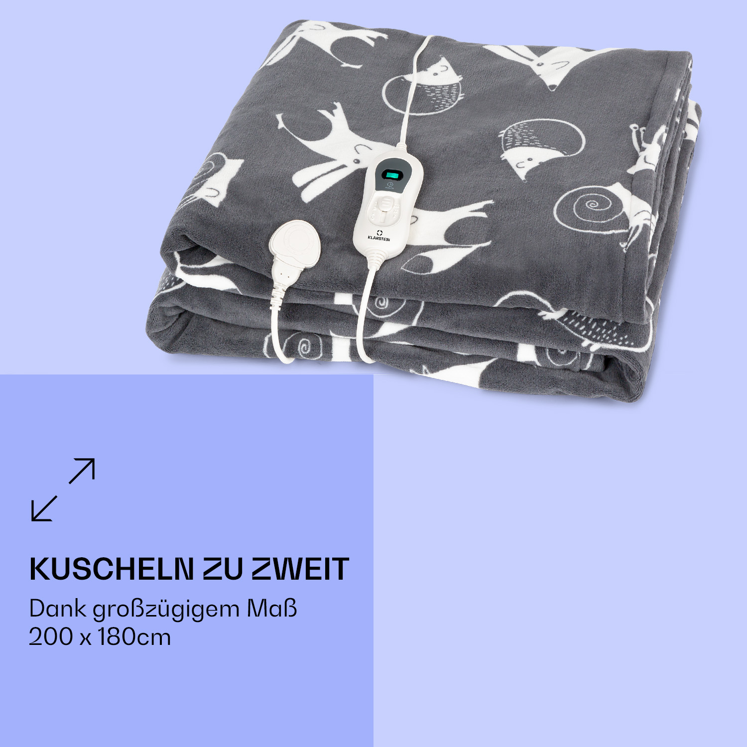 Graue Kuscheldecke mit weißem Tiermotiv und weißer Kabelfernbedienung auf hellblauem Hintergrund mit Text.