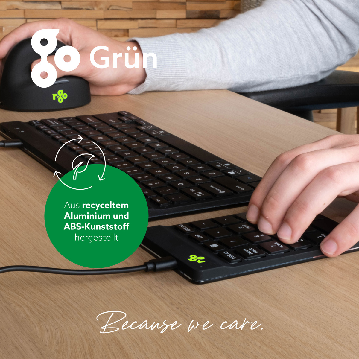Una persona che utilizza un mouse ergonomico verticale e una tastiera nera su una scrivania in legno.