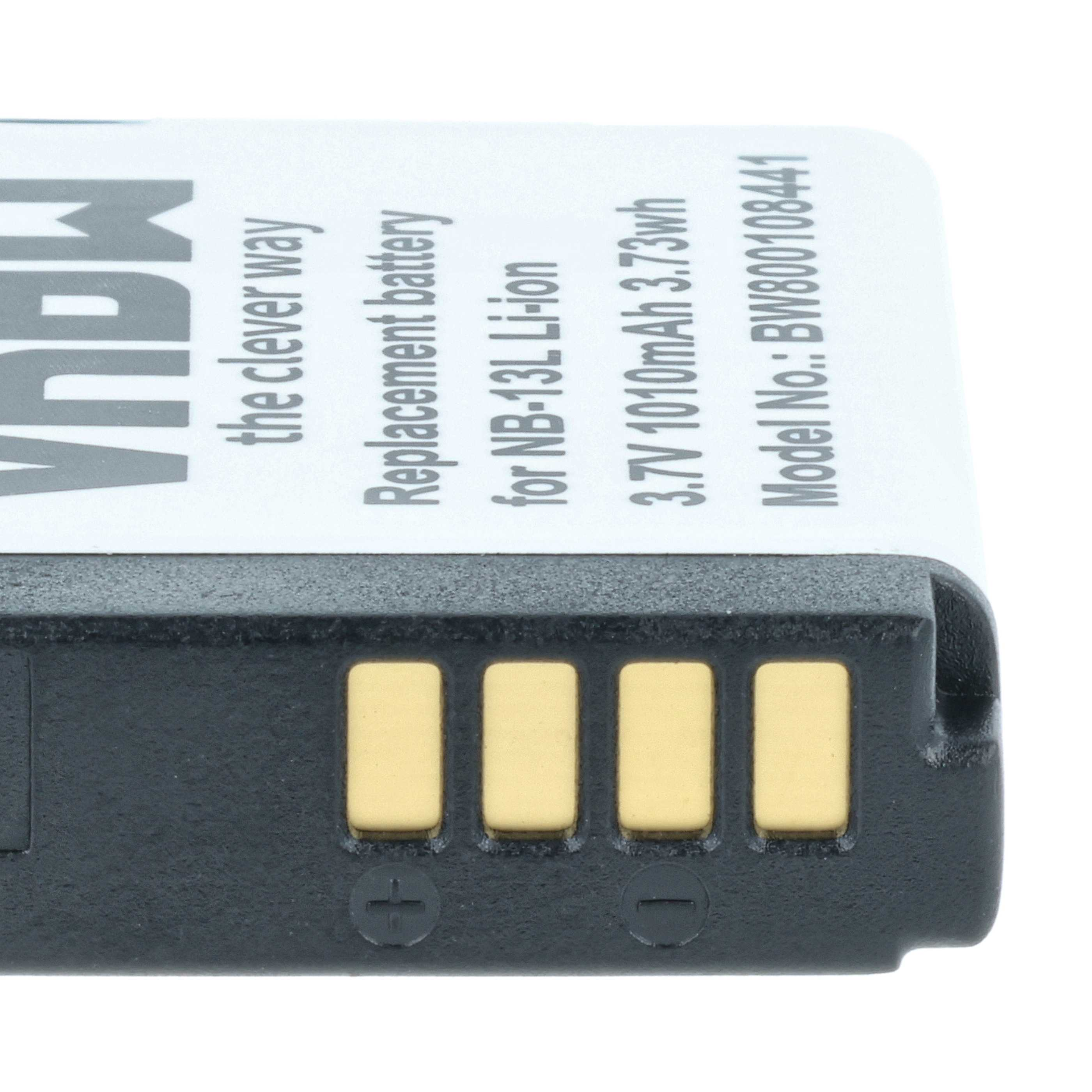 Nahaufnahme einer schwarzen Kameraersatzbatterie mit vier goldenen Kontakten und aufgedruckten Produktdetails.