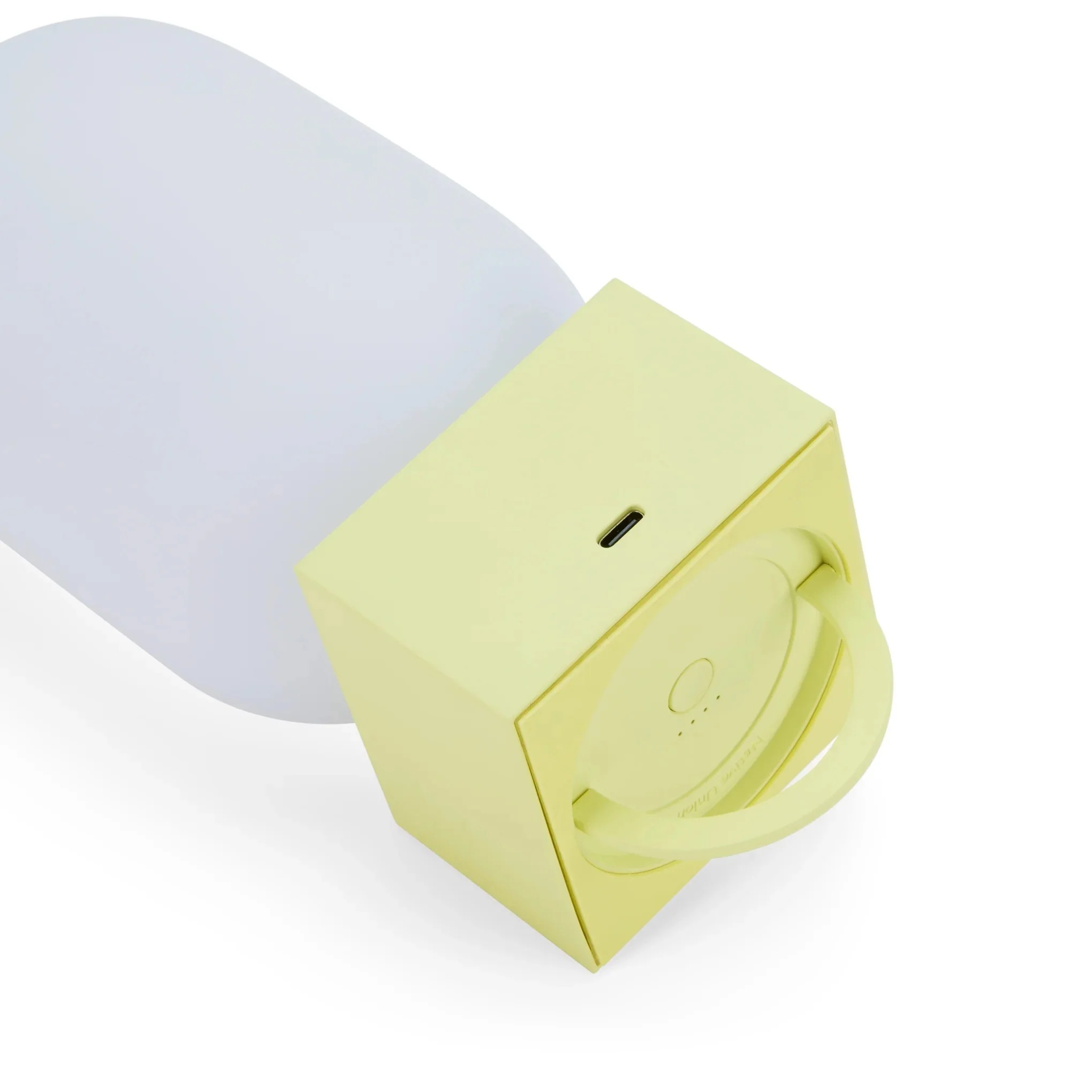 Biała lampa z żółtą sześcienną podstawą i uchwytem na białym tle.