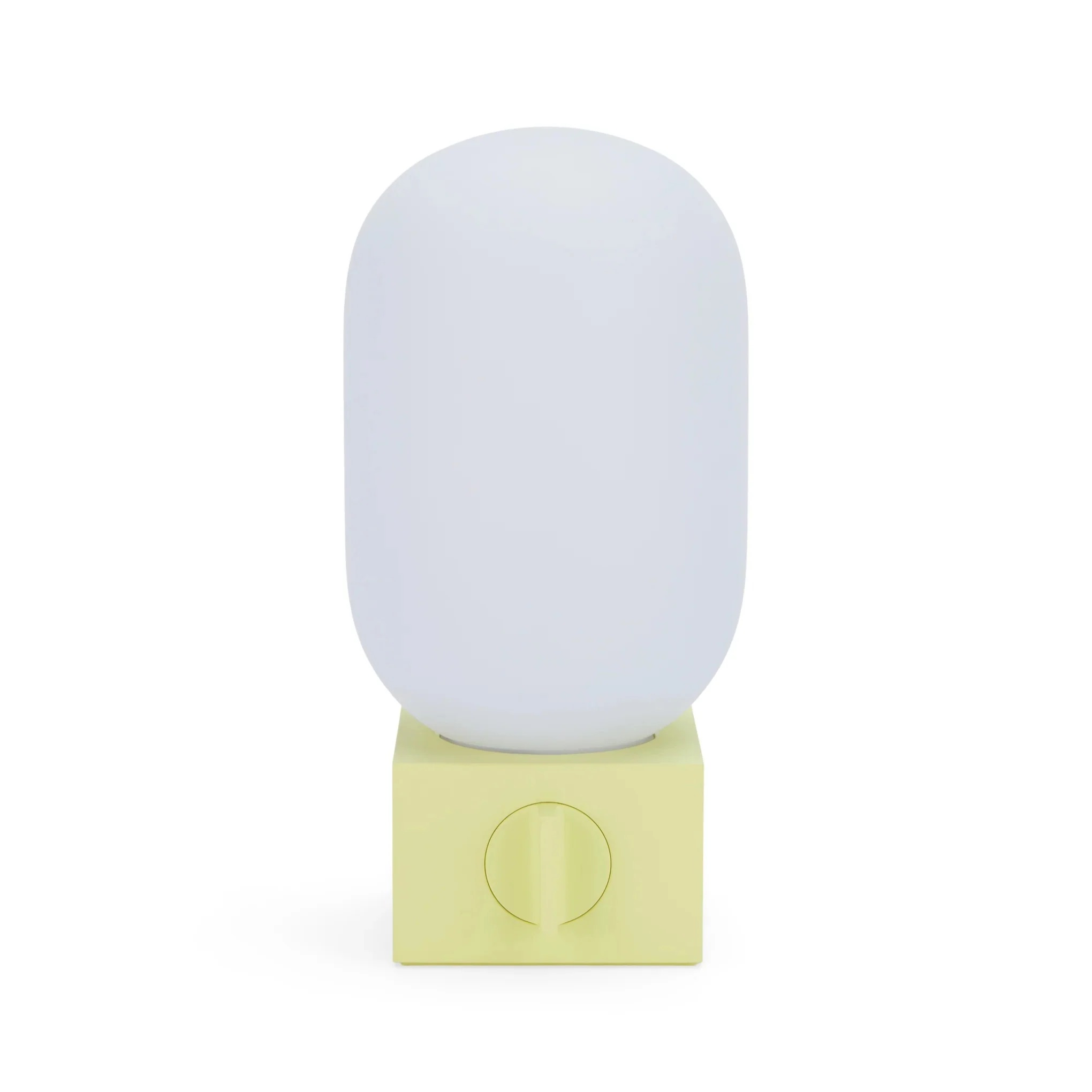 Biała cylindryczna lampa z białym abażurem na jasnożółtej podstawie na białym tle.