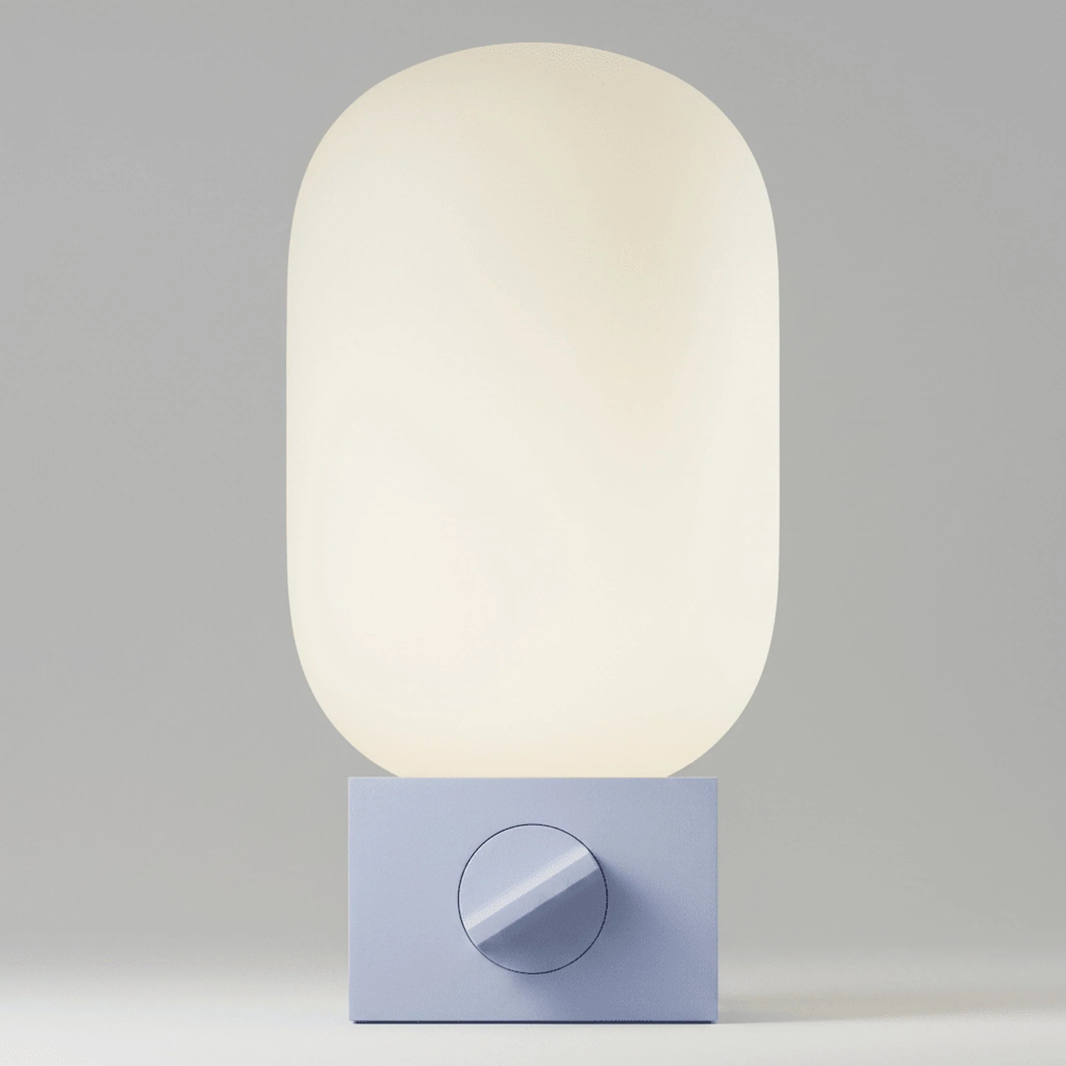 Nowoczesna owalna lampa stołowa z jasnoniebieską kwadratową podstawą i obrotowym włącznikiem na gładkim tle.