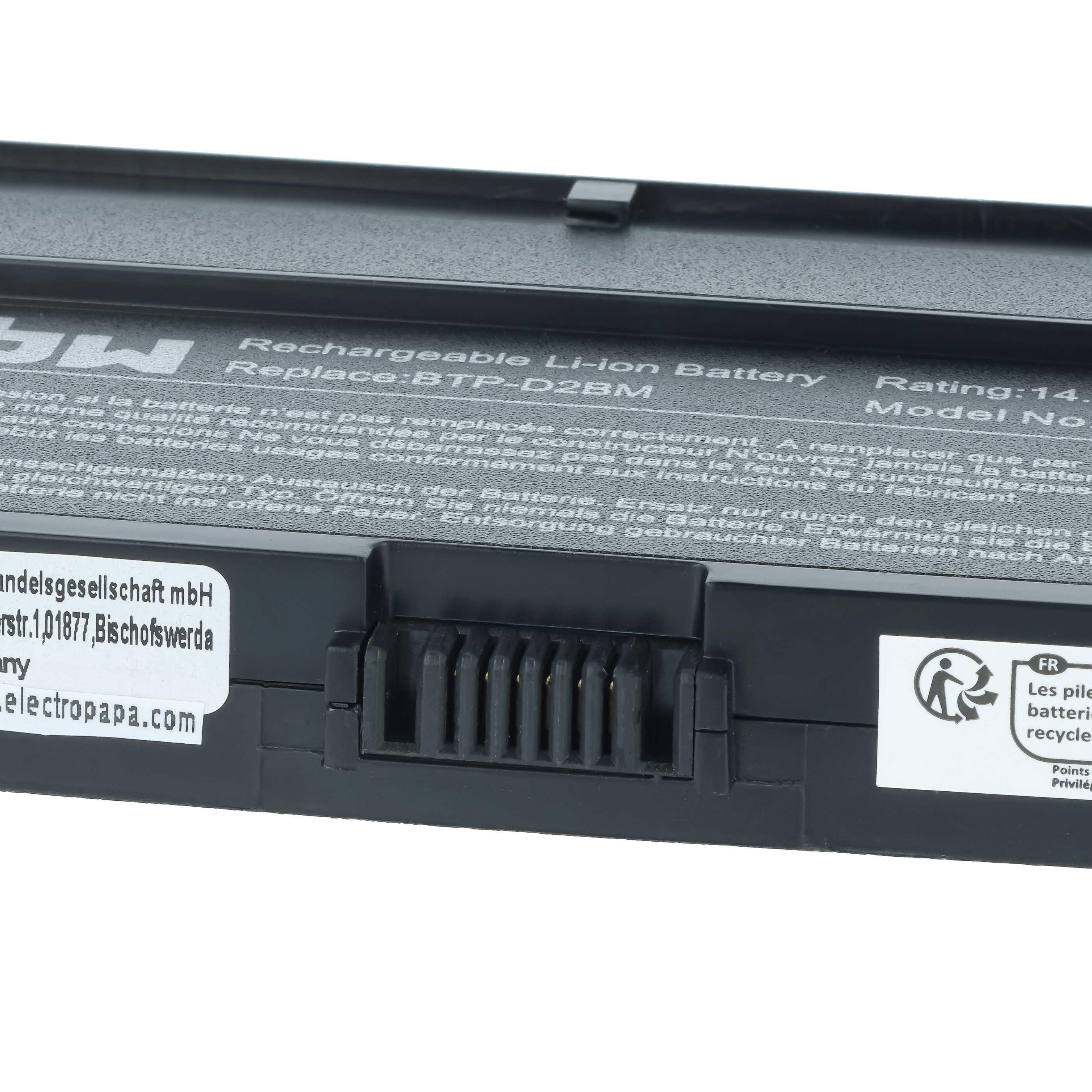 Nahaufnahme eines schwarzen Laptop-Akkus mit Textaufklebern, Sicherheitshinweisen und den elektrischen Anschlüssen.