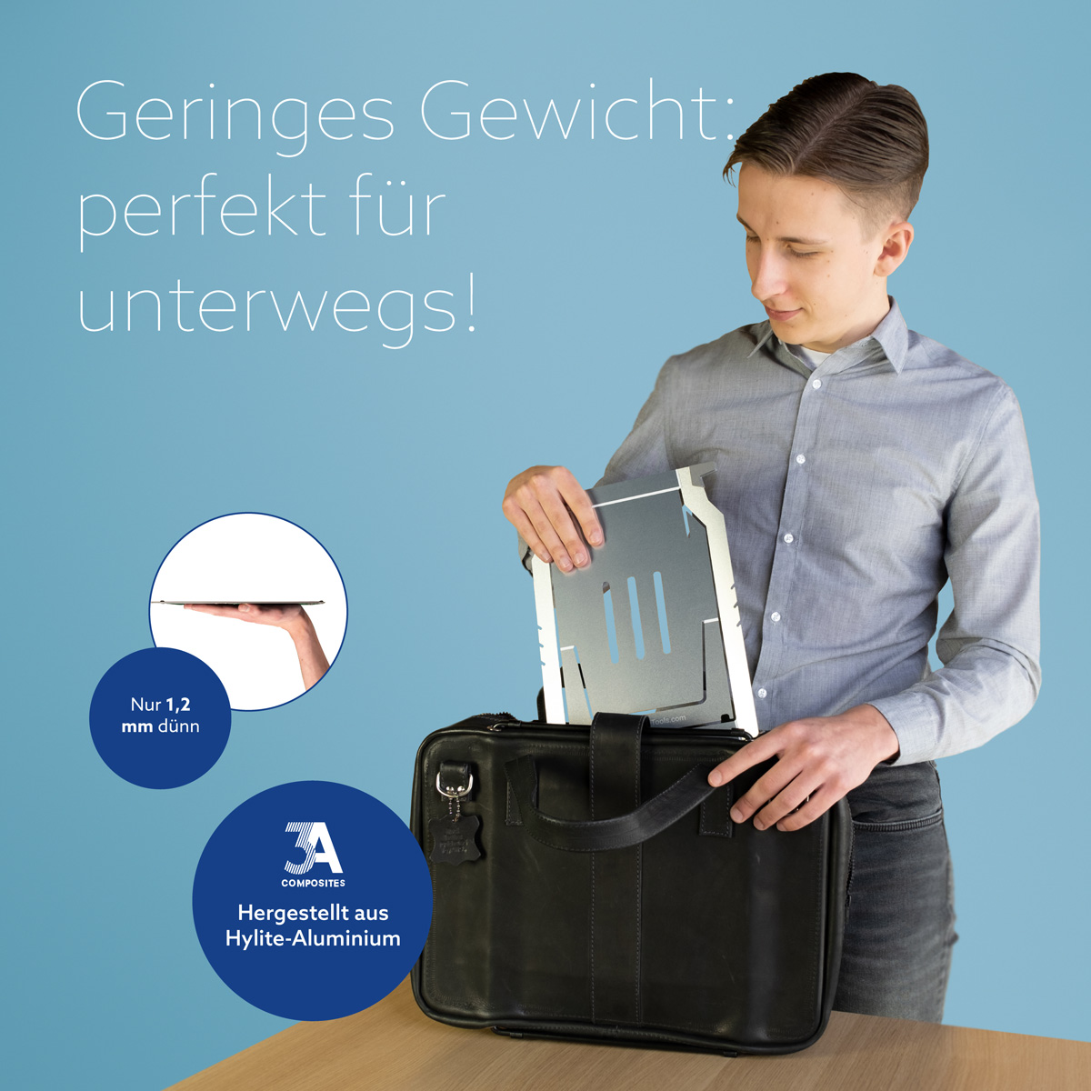 Ein junger Mann packt einen dünnen Aluminium-Laptopständer in eine schwarze Tasche vor blauem Hintergrund.