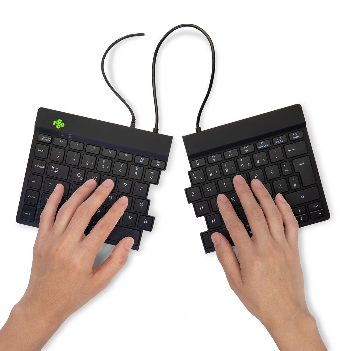 Zwei Hände tippen auf einer zweiteiligen, schwarzen Ergonomie-Tastatur auf weißem Hintergrund.