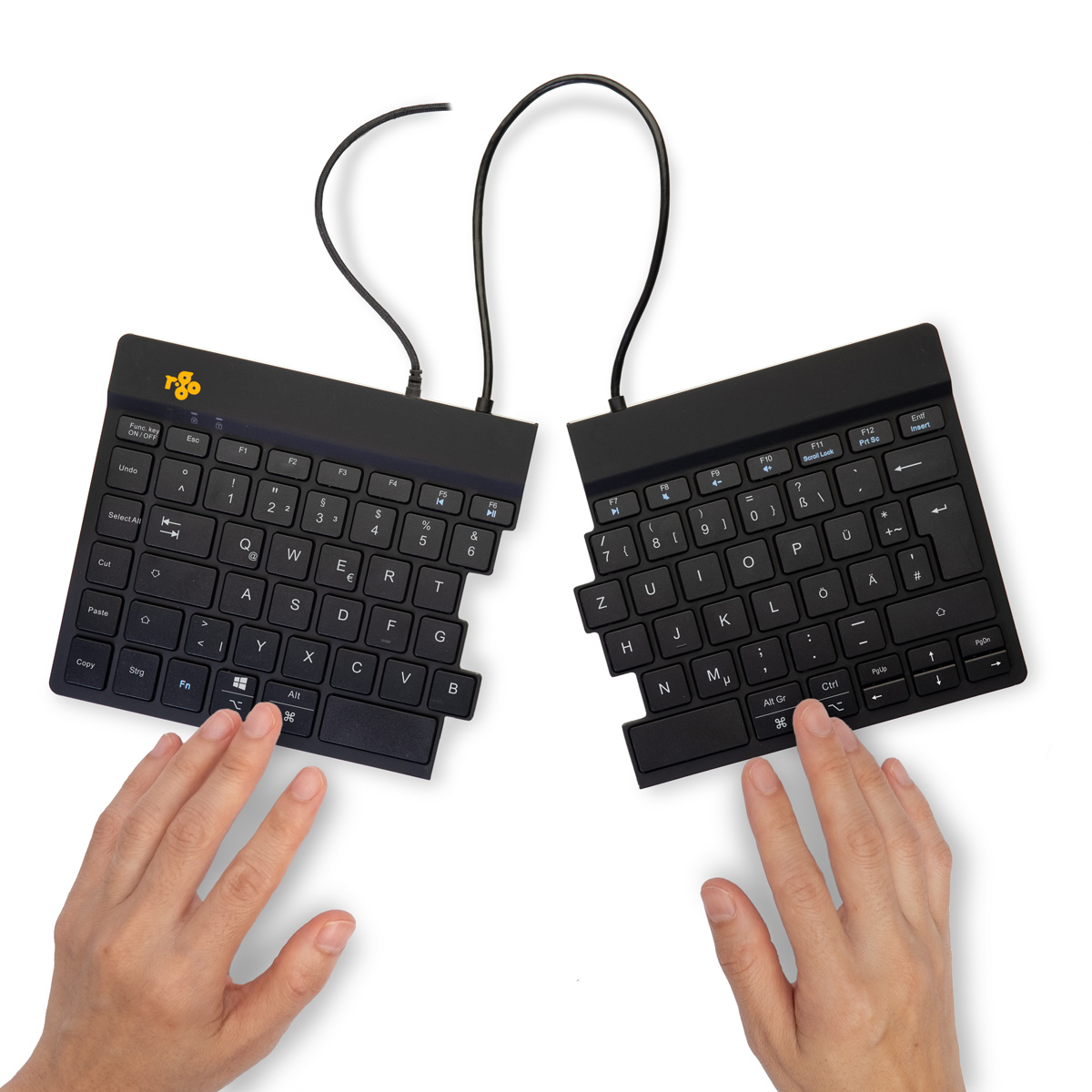 Zwei Hände tippen auf einer schwarzen, zweigeteilten ergonomischen Tastatur auf weißeem Grund.