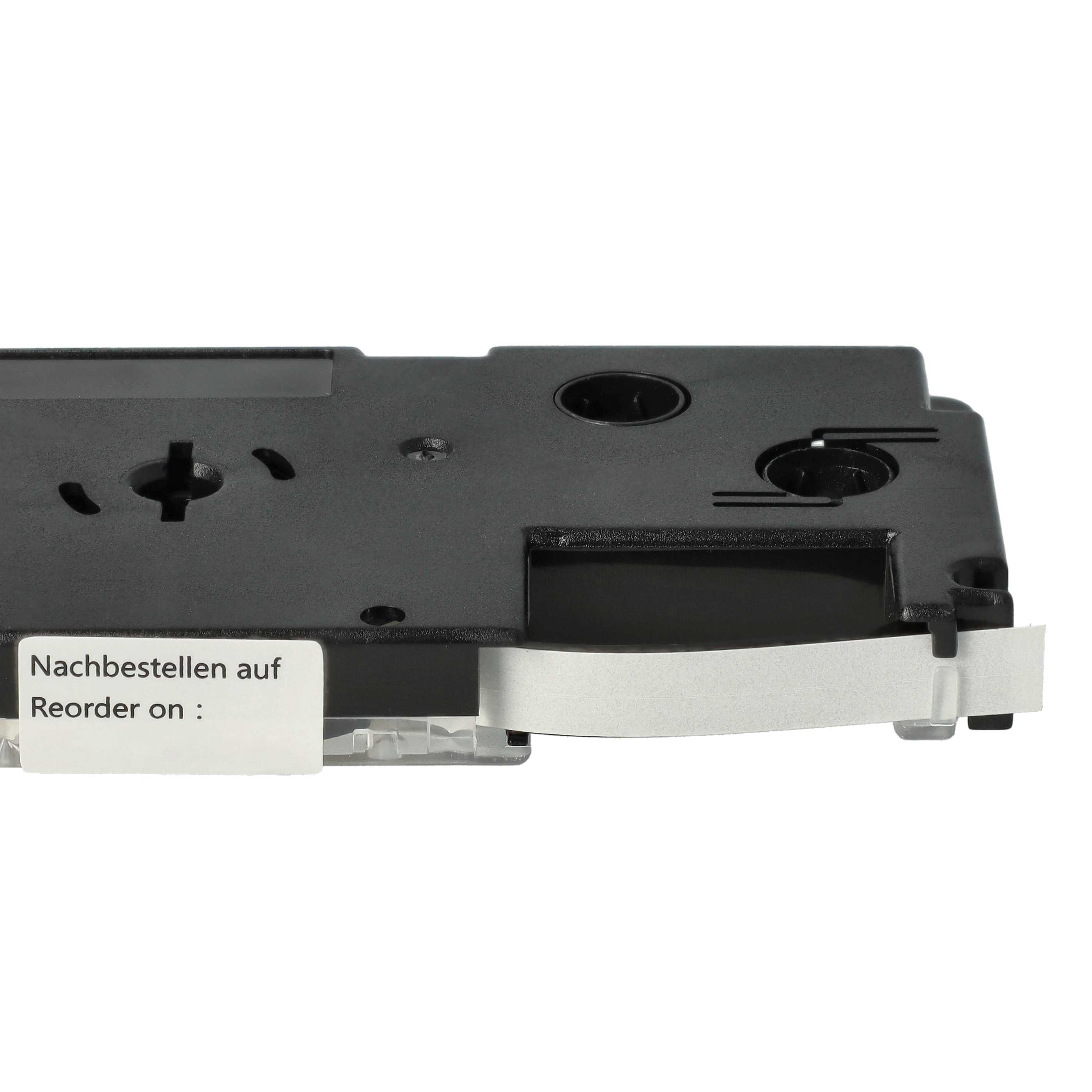 Schwarze Etikettenkassette mit weißem Klebeband und Text auf weißem Etikett.