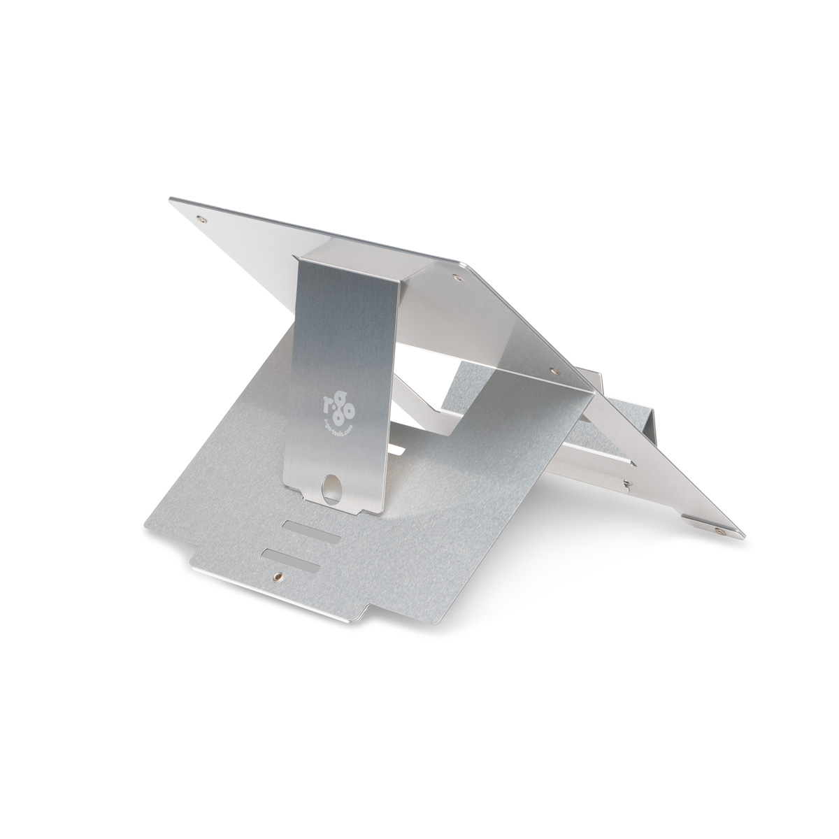 Ein silberner Laptopständer aus Metall mit einem verstellbaren Klappmechanismus vor weißem Hintergrund.