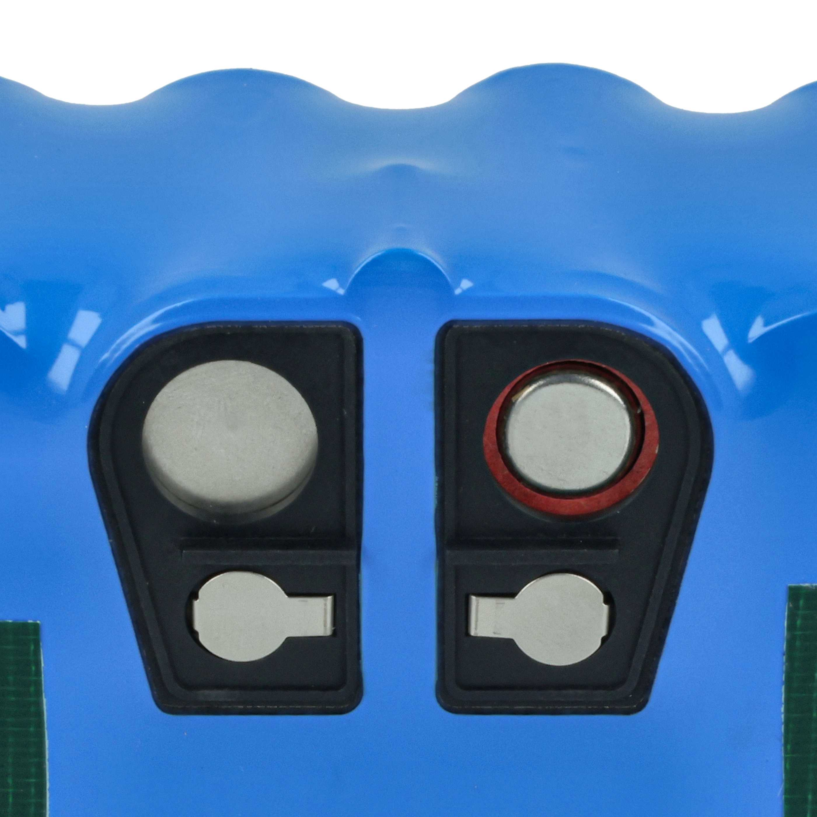Blaue Akkuhülle mit zwei schwarzen Kontakten und runden silbernen und kupferfarbenen Anschlüssen.