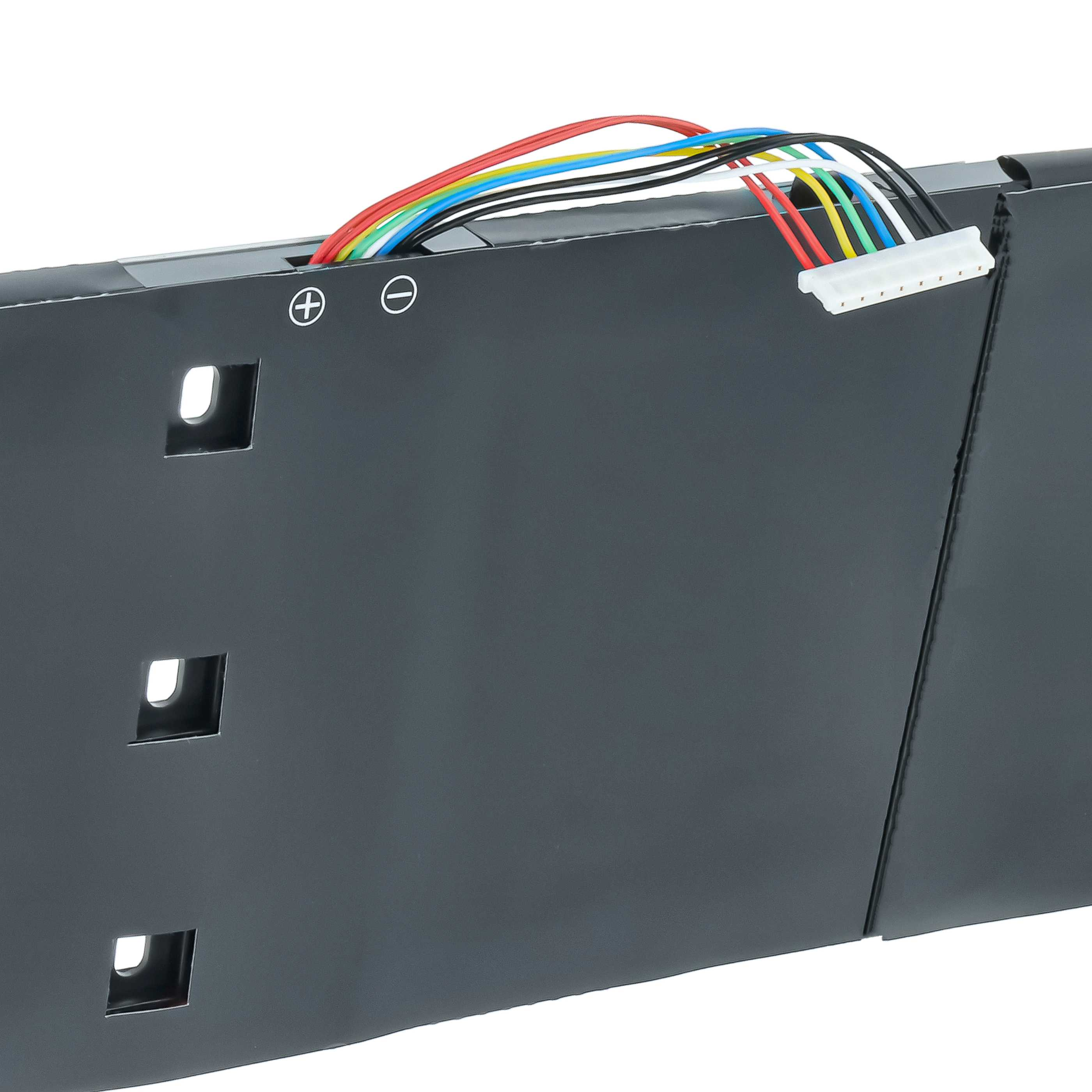 Eine schwarze Laptop-Batterie mit bunten Kabeln und weißem Stecker auf weißem Hintergrund.