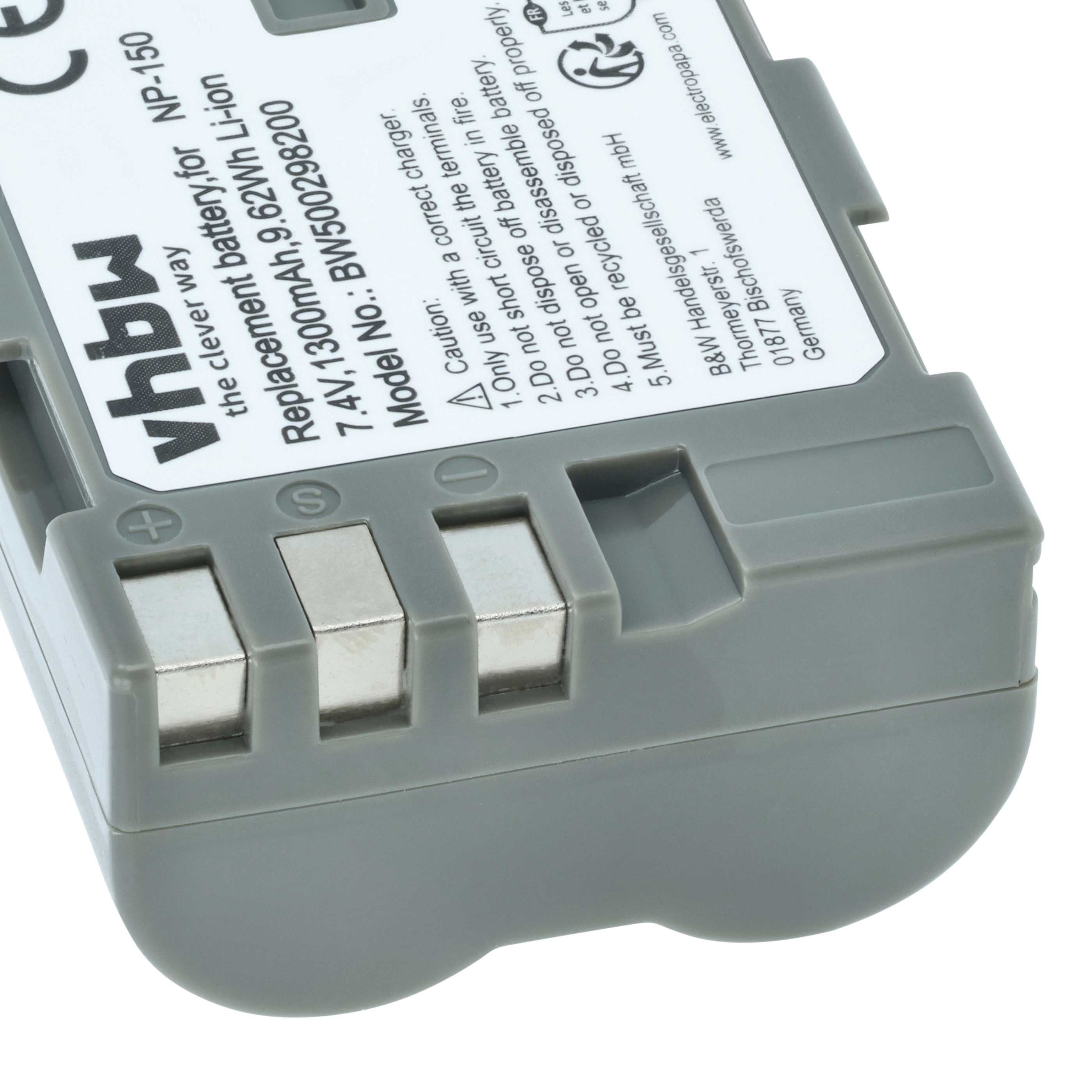 Nahaufnahme einer grauen Batterie mit Sicherheitshinweisen und Modelldetails.