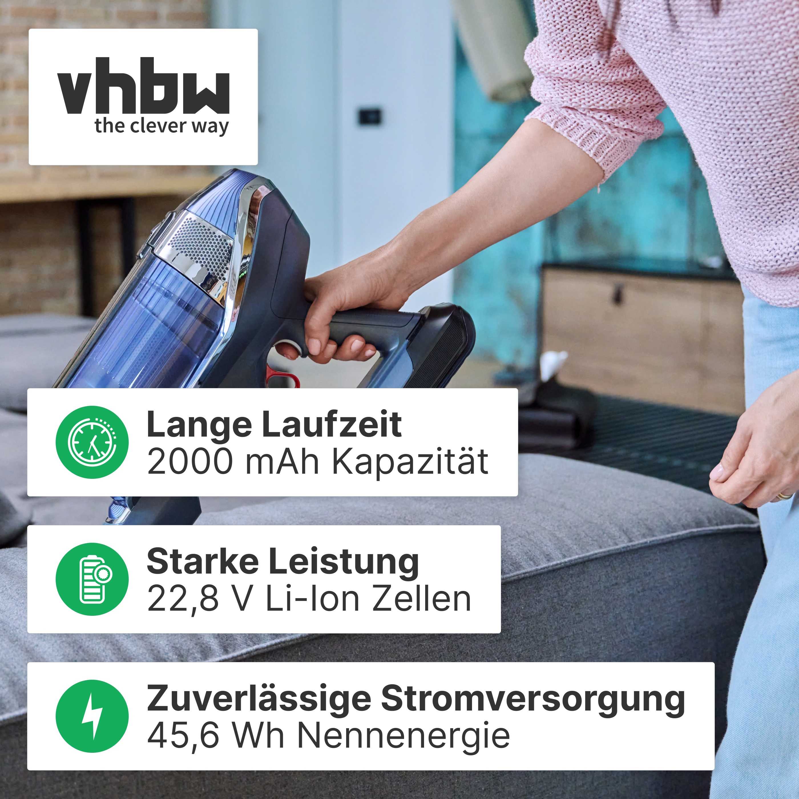 Eine Person saugt ein graues Sofa mit einem blauen Handstaubsauger, begleitet von deutschen Texten.