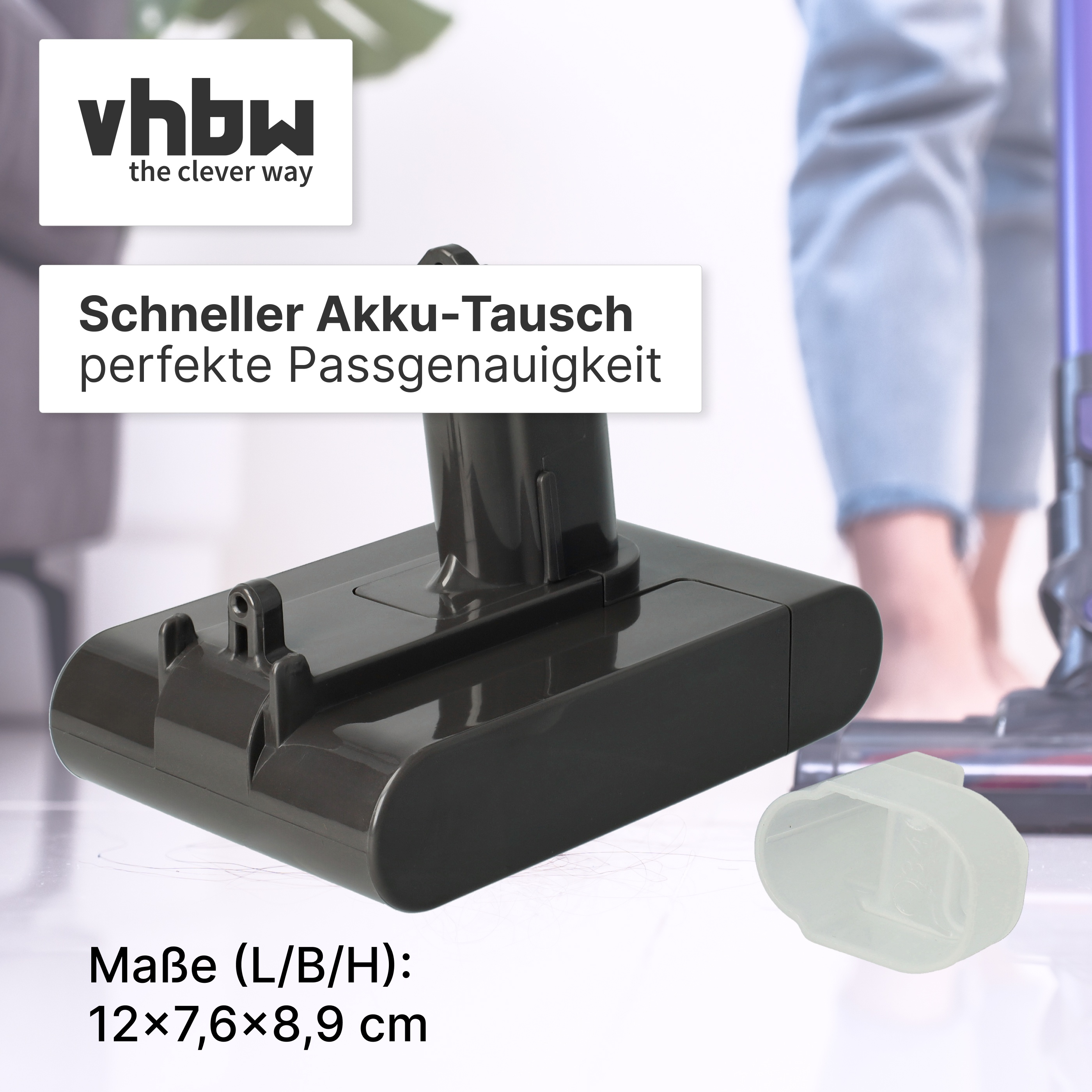Ein grauer Staubsaugerakku mit Schutzkappe, Text und Logo auf hellem Hintergrund.