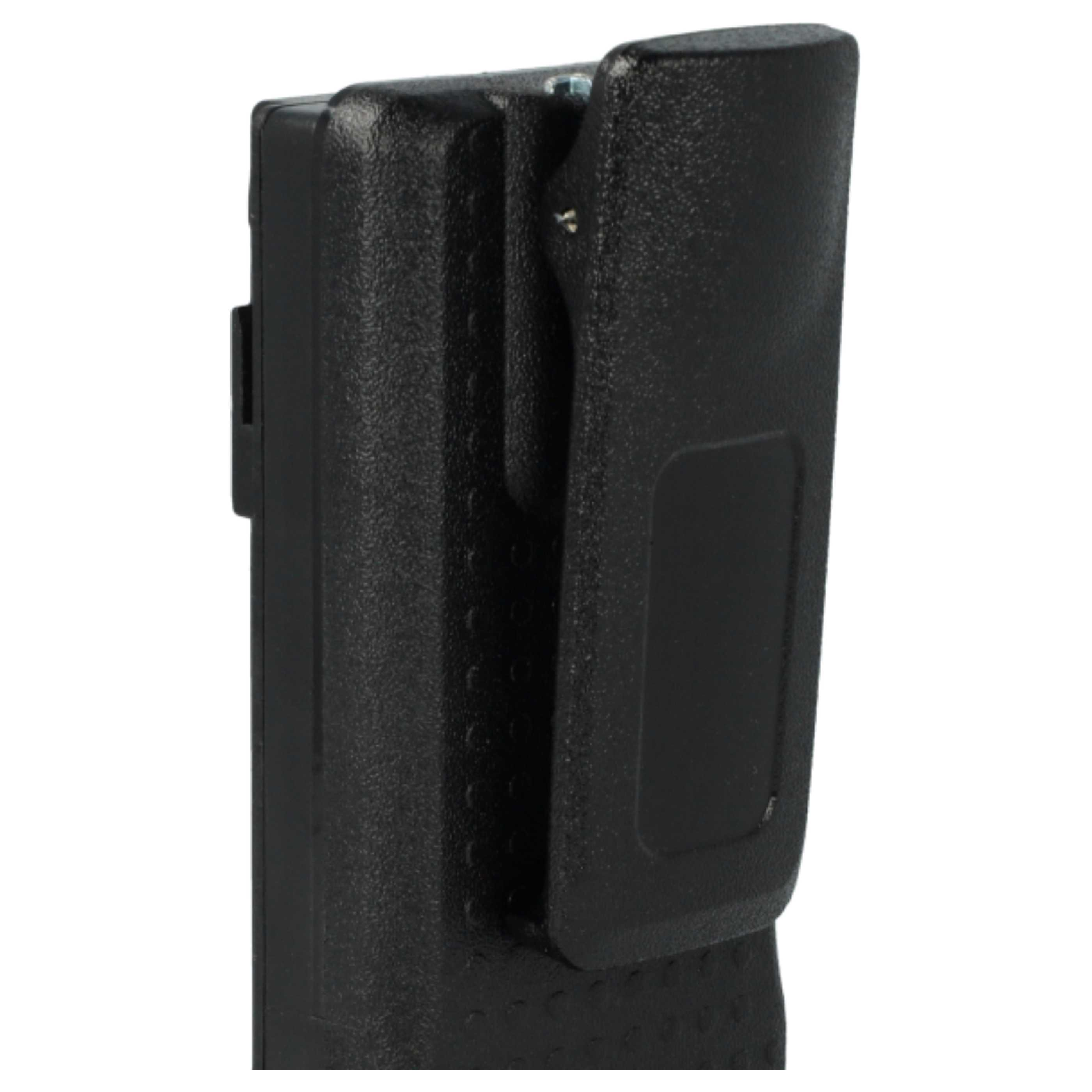 Ein schwarzer Funkgerätechip mit Gürtelclip auf weißem Hintergrund.