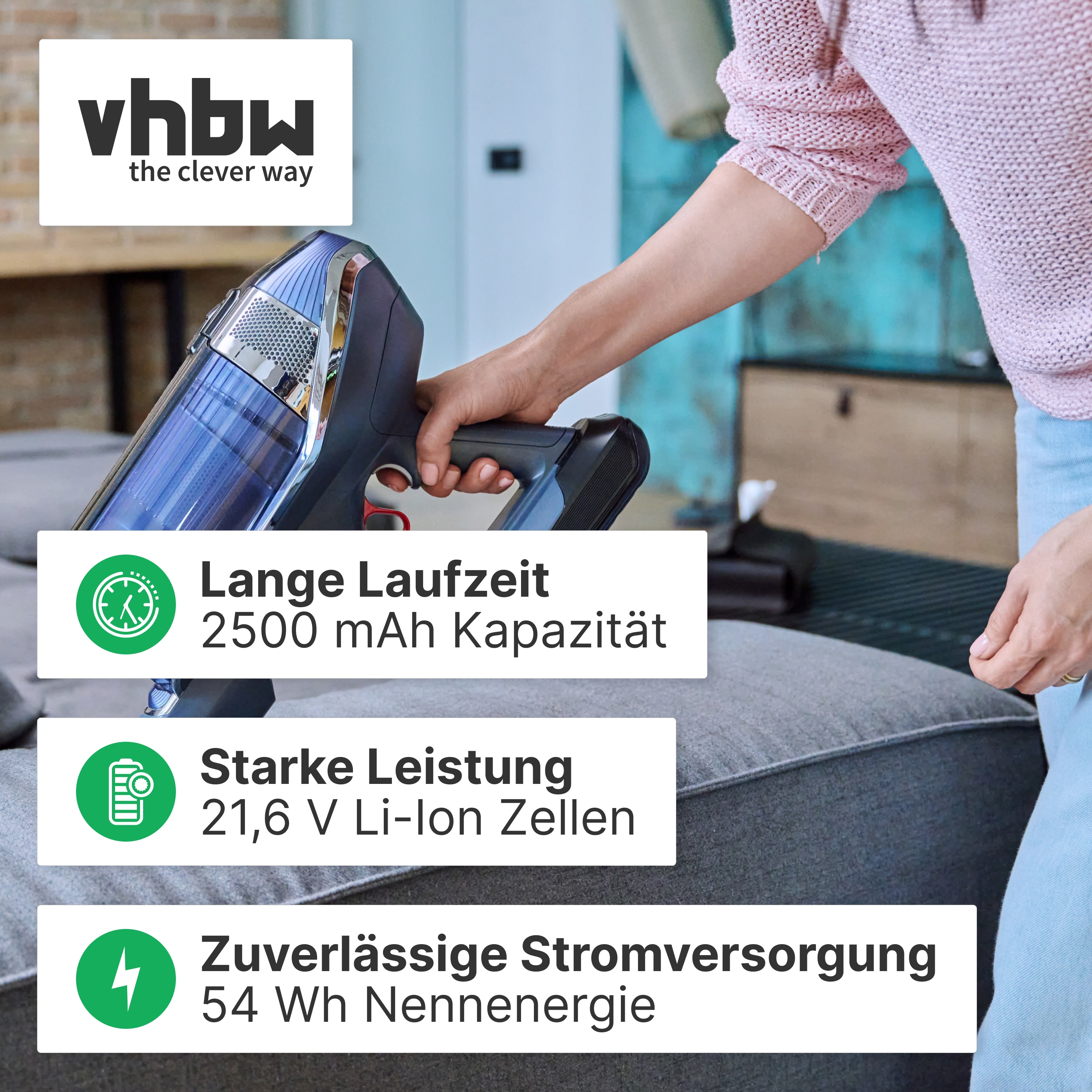 Person hält einen blauen Akkusauger über ein graues Sofa. Textboxen beschreiben Akkulaufzeit, Leistung und Energie.