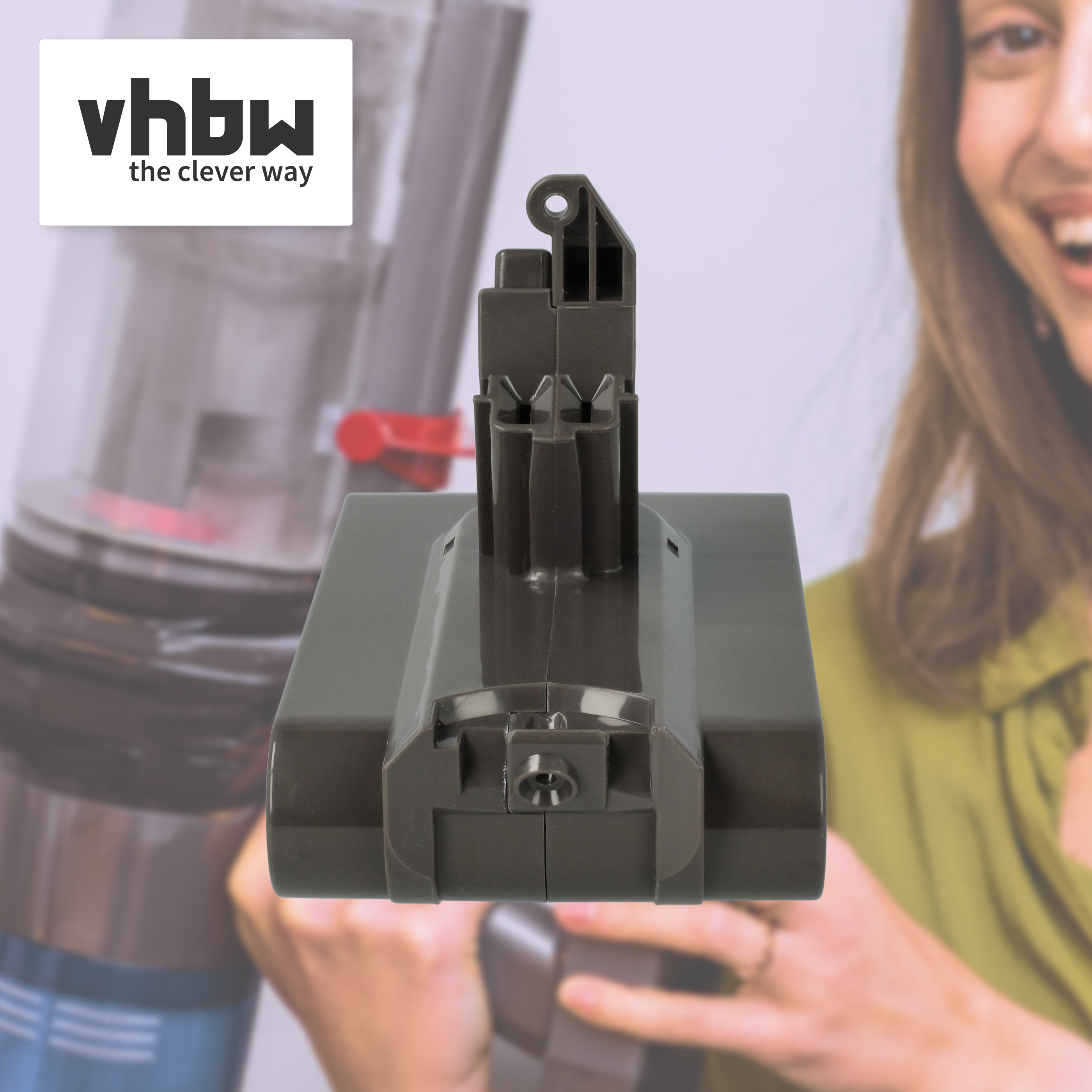 Ein grauer Staubsaugerakku im Vordergrund, im Hintergrund eine verschwommene Frau und das vhbw-Logo.