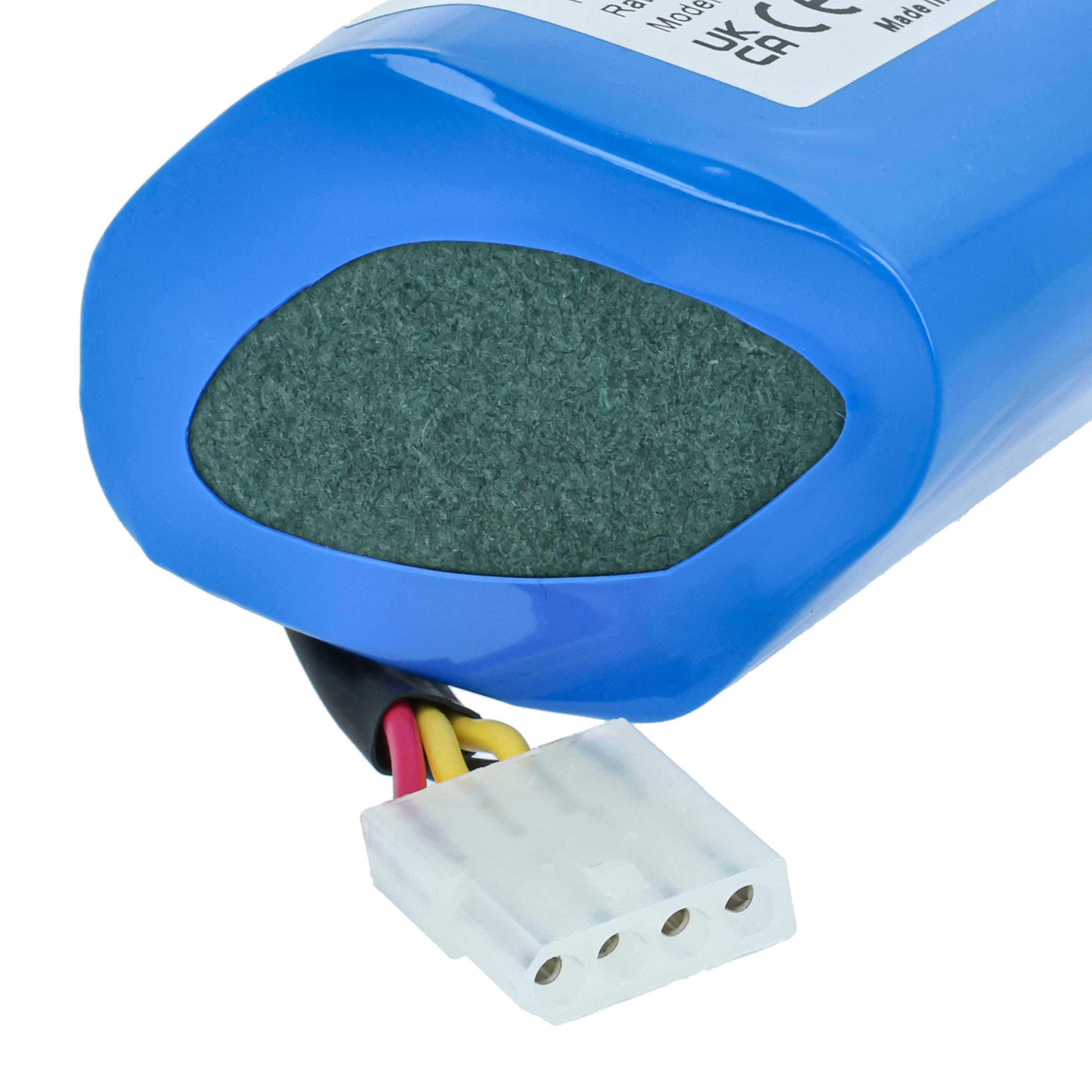 Ein blauer Akku mit grüner Endkappe und angeschlossenem Kabel mit weißem Stecker auf weißem Hintergrund.
