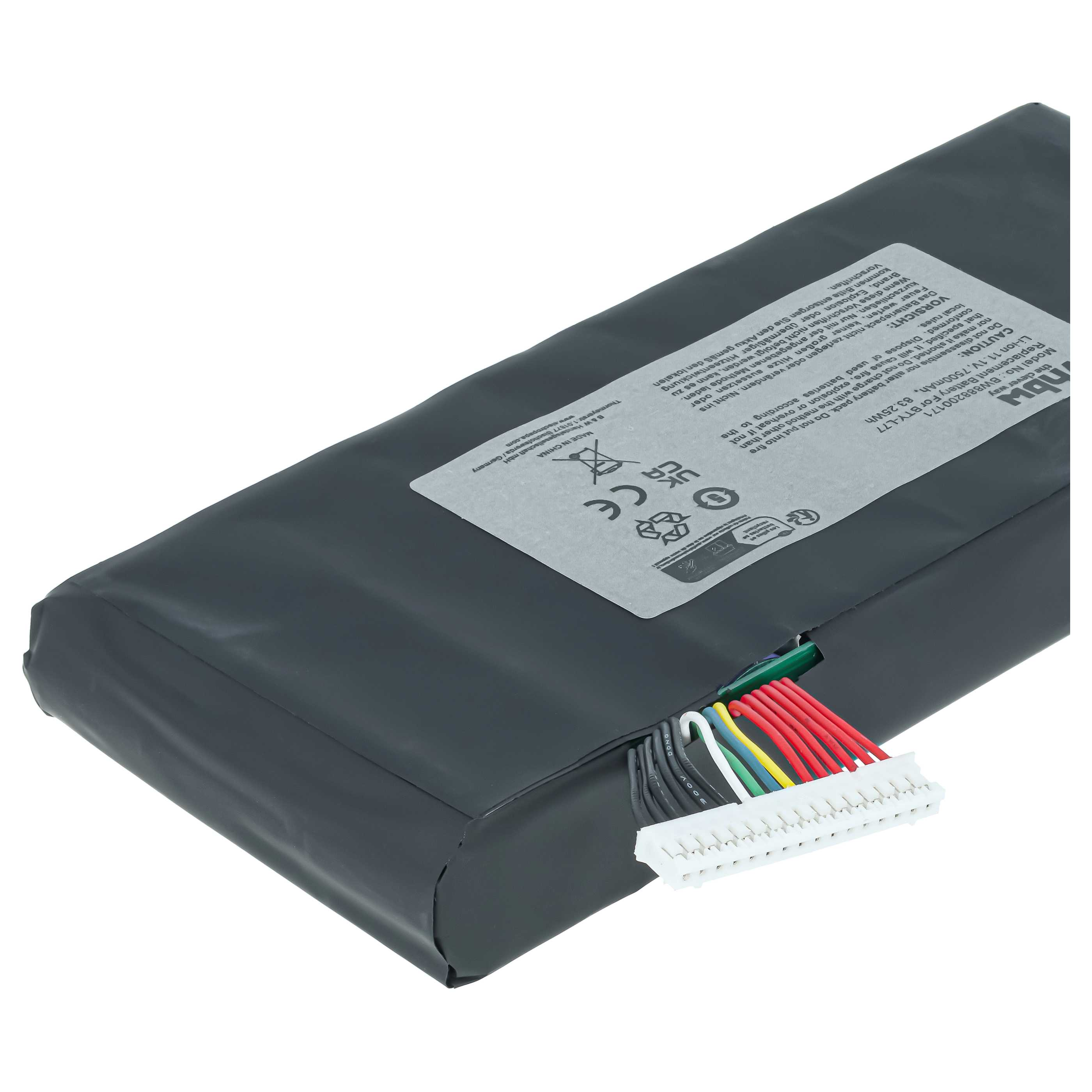 Schwarzer Akku mit weißem Aufkleber, Warntext und bunten Kabeln mit Stecker.