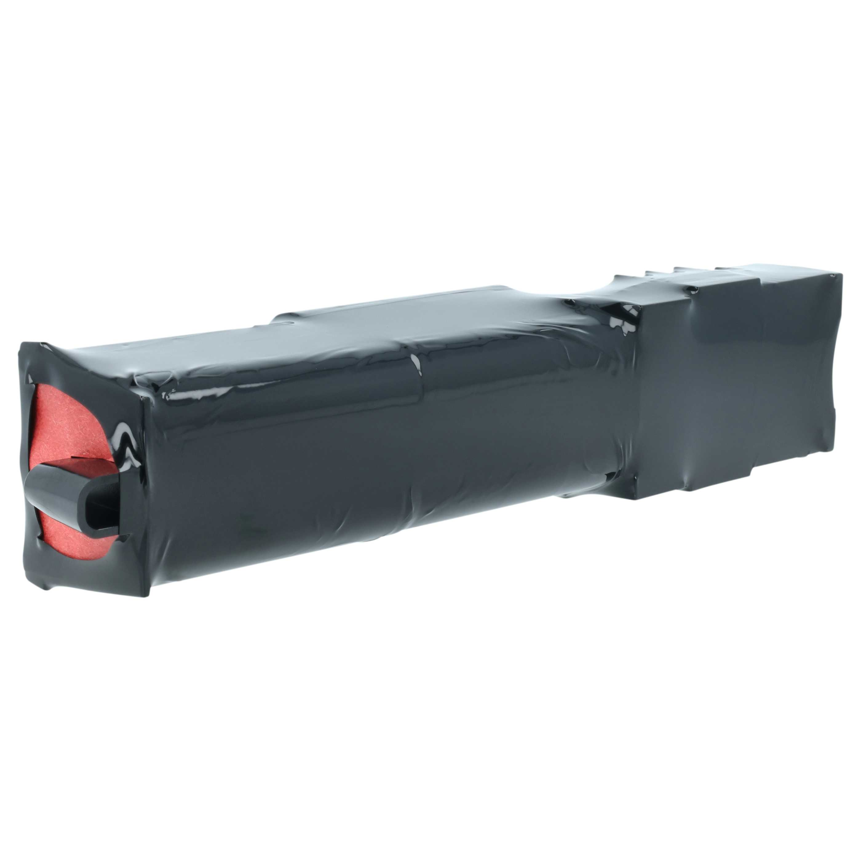 Ein rechteckiger schwarzer Batteriepack mit rotem Innenleben auf weißem Hintergrund.