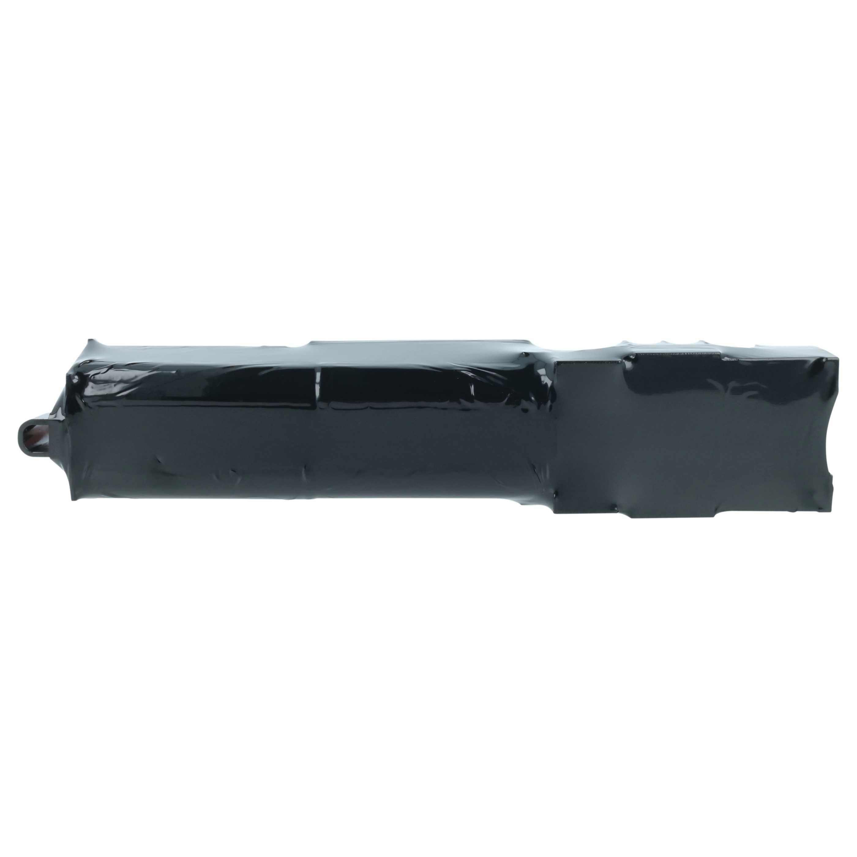 Ein glänzender, schwarzer Gegenstand ist eng in Plastikfolie eingewickelt auf weißem Hintergrund.