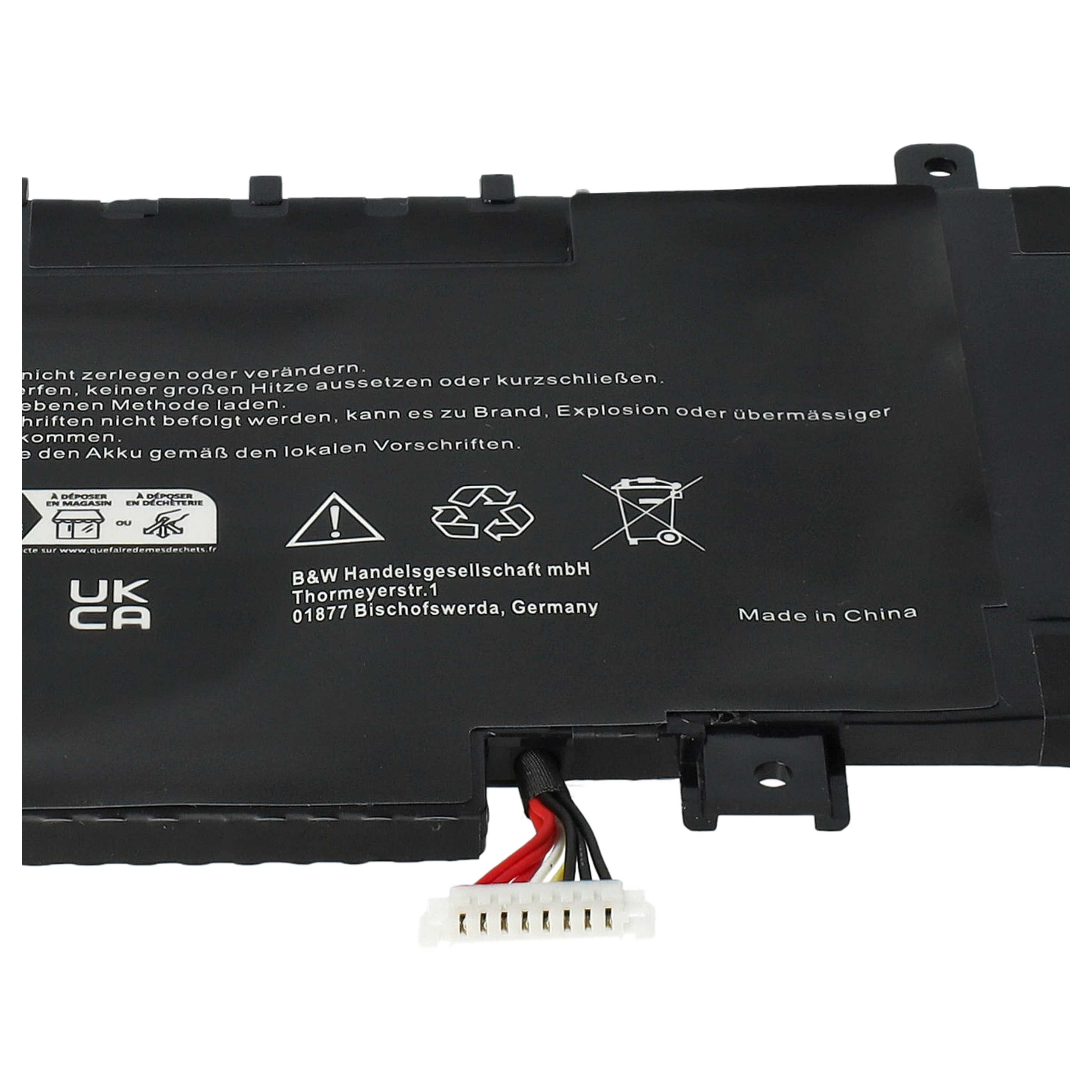 Eine schwarze Laptop-Batterie mit gedruckten Warnhinweisen, Firmeninfos und einem kleinen angeschlossenen Kabel.