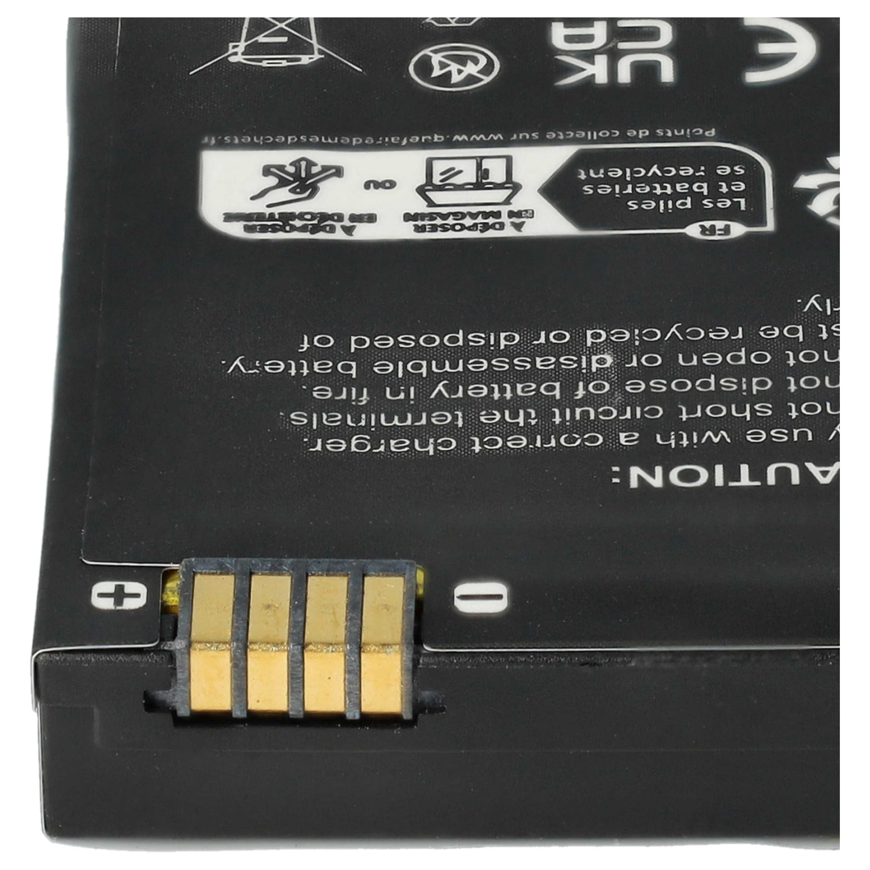 Nahaufnahme einer schwarzen Batterie mit goldenen Kontakten und gedruckten Warnhinweisen.