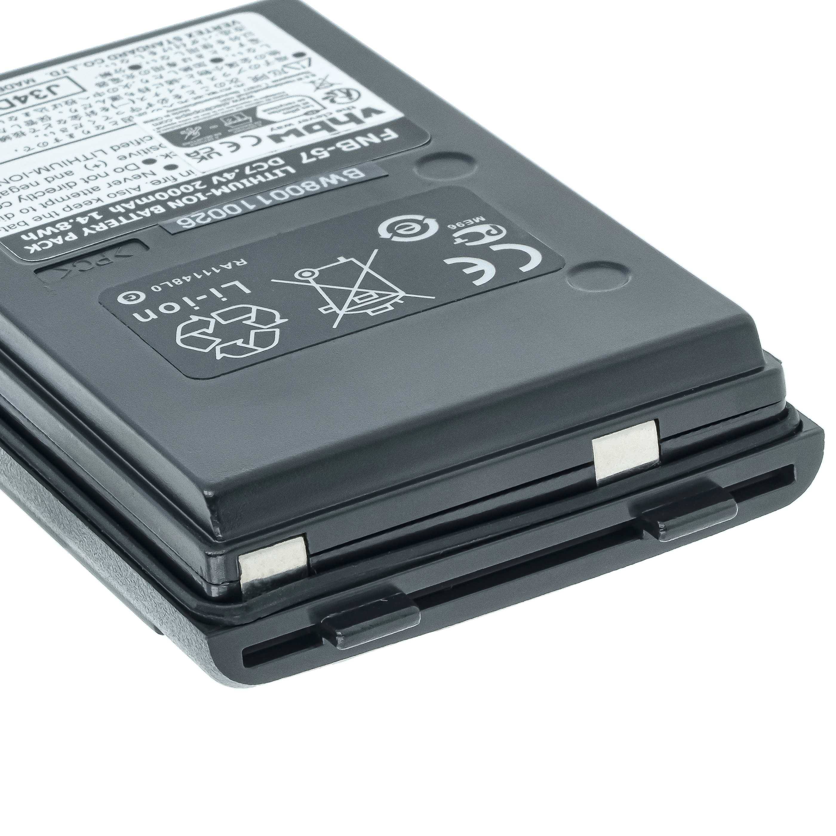 Ein schwarzer Lithium-Ionen-Akku mit weißem Text und Sicherheitssymbolen und silbernen Metallkontakten.