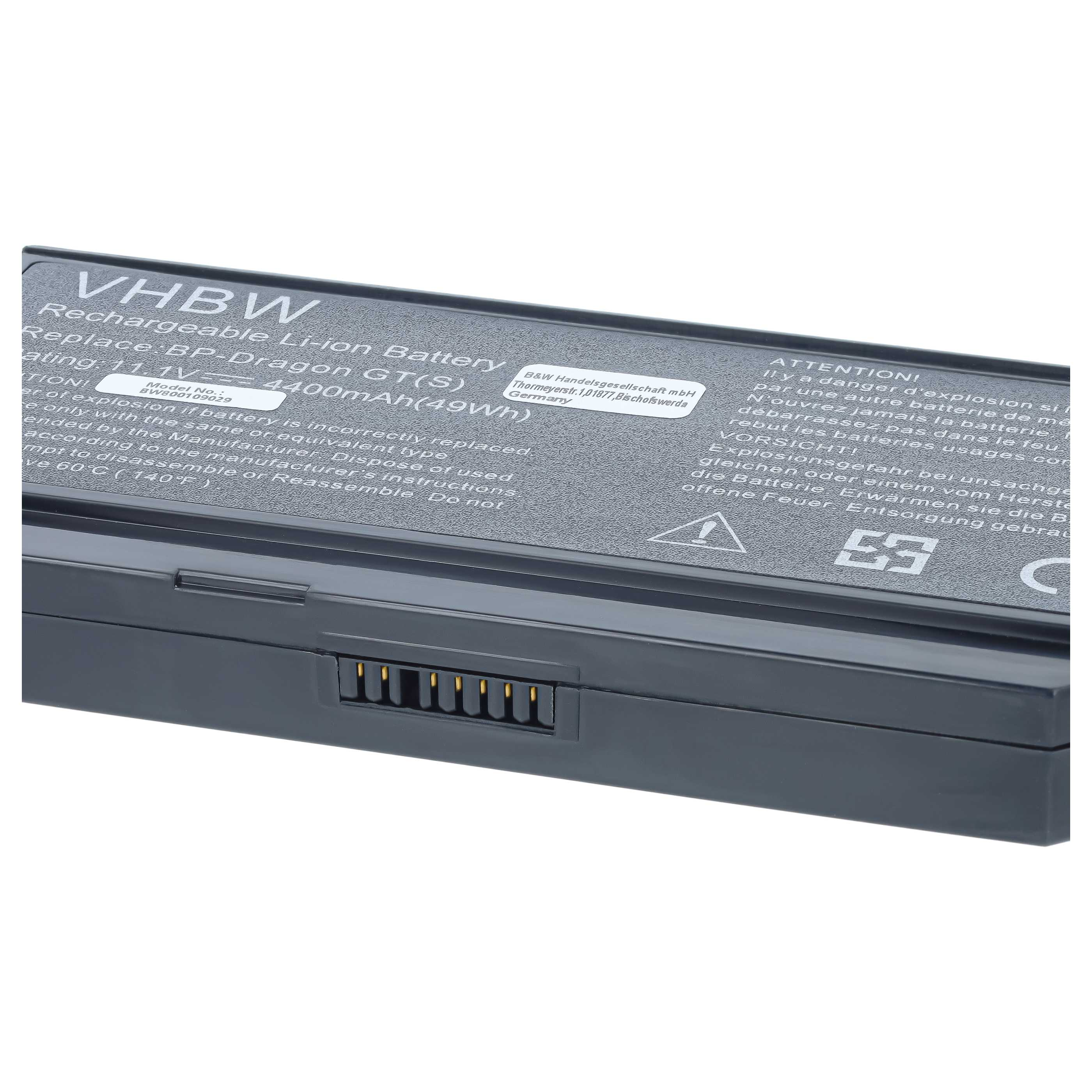 Nahaufnahme einer schwarzen VHMW Li-Ion-Laptop-Batterie mit gedruckten Sicherheitshinweisen und goldenen Anschlusskontakten.