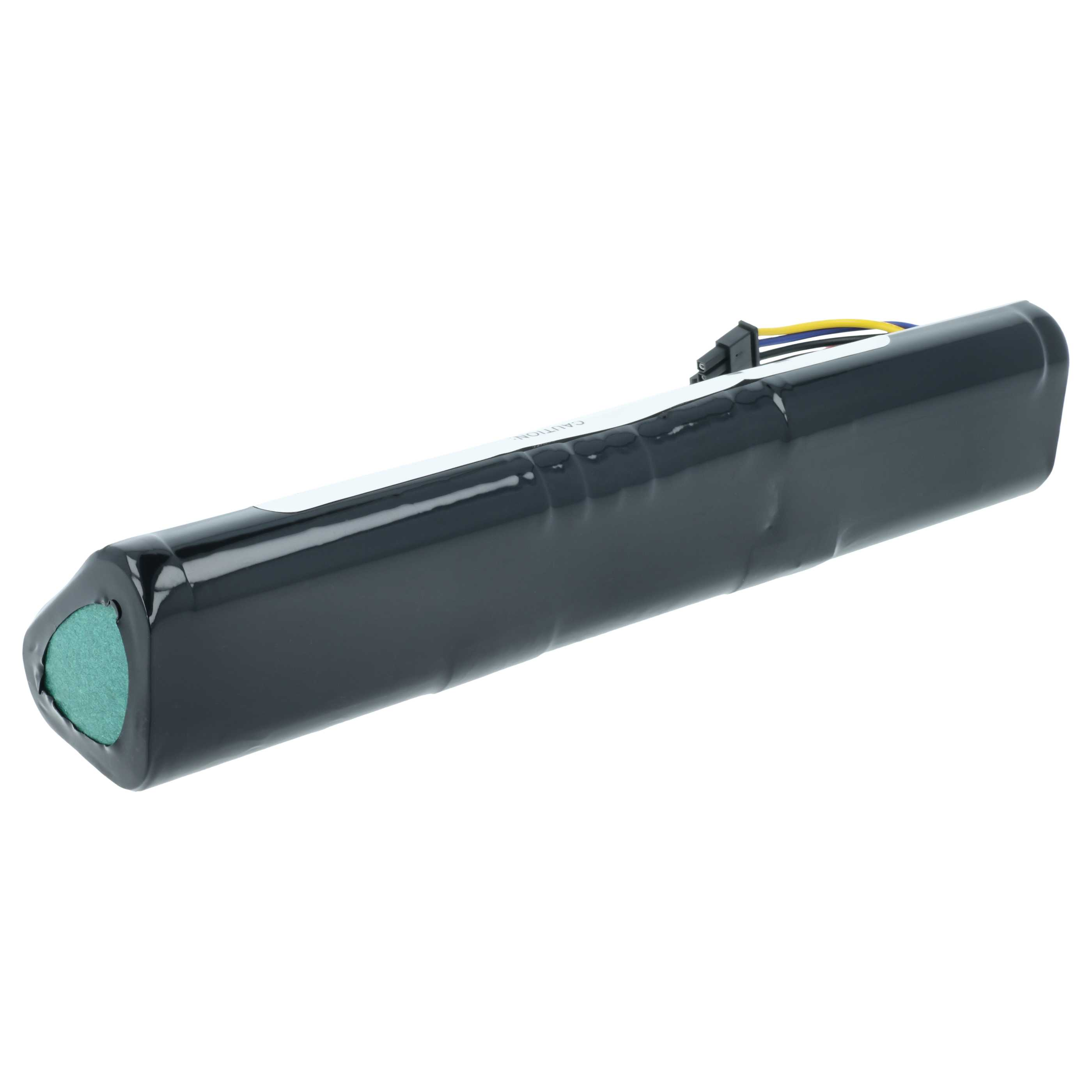 Ein schwarzer Akku in dreieckiger Form mit Kabeln und Stecker liegt auf weißem Hintergrund.