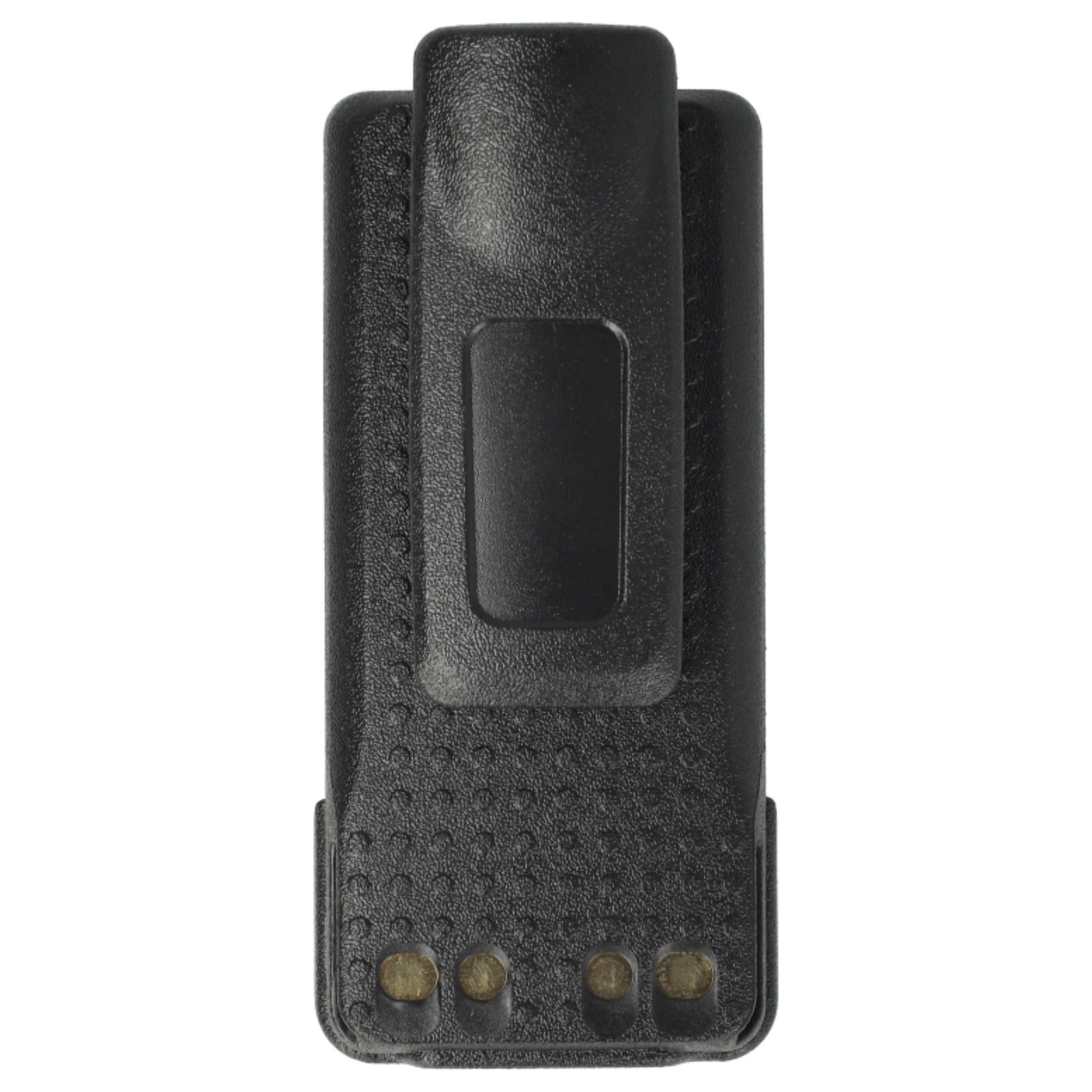 Schwarzer Akku mit integriertem Clip auf der Rückseite und vier Metallkontakten unten auf weißem Hintergrund.