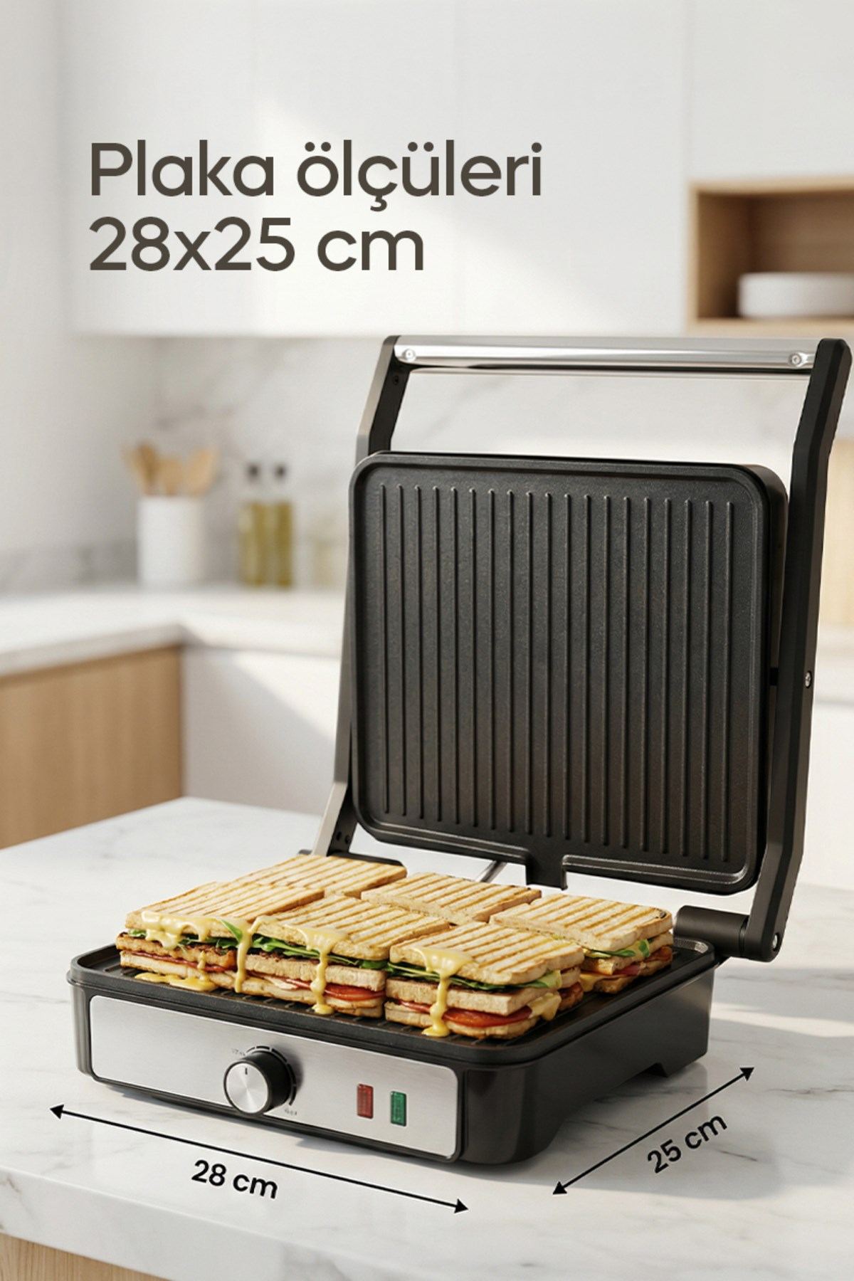 Tezgah üzerinde açık tost makinesi ve içinde tostlar var. Görseldeki yazı 28x25 cm plaka ölçülerini belirtiyor.
