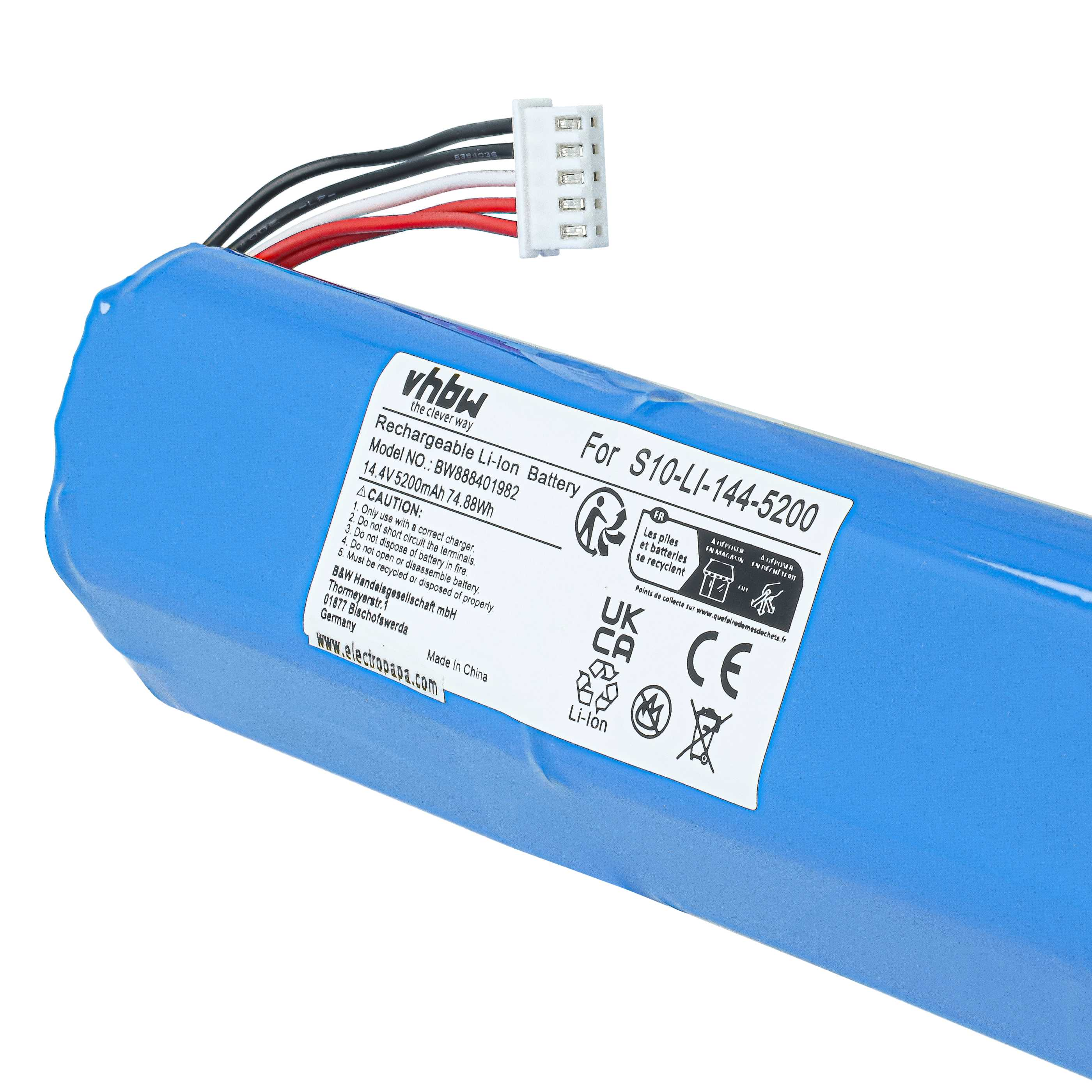 Ein blauer Li-Ion-Akku mit weißem Aufkleber, technischen Daten, Warnhinweisen und angeschlossenem Kabel.