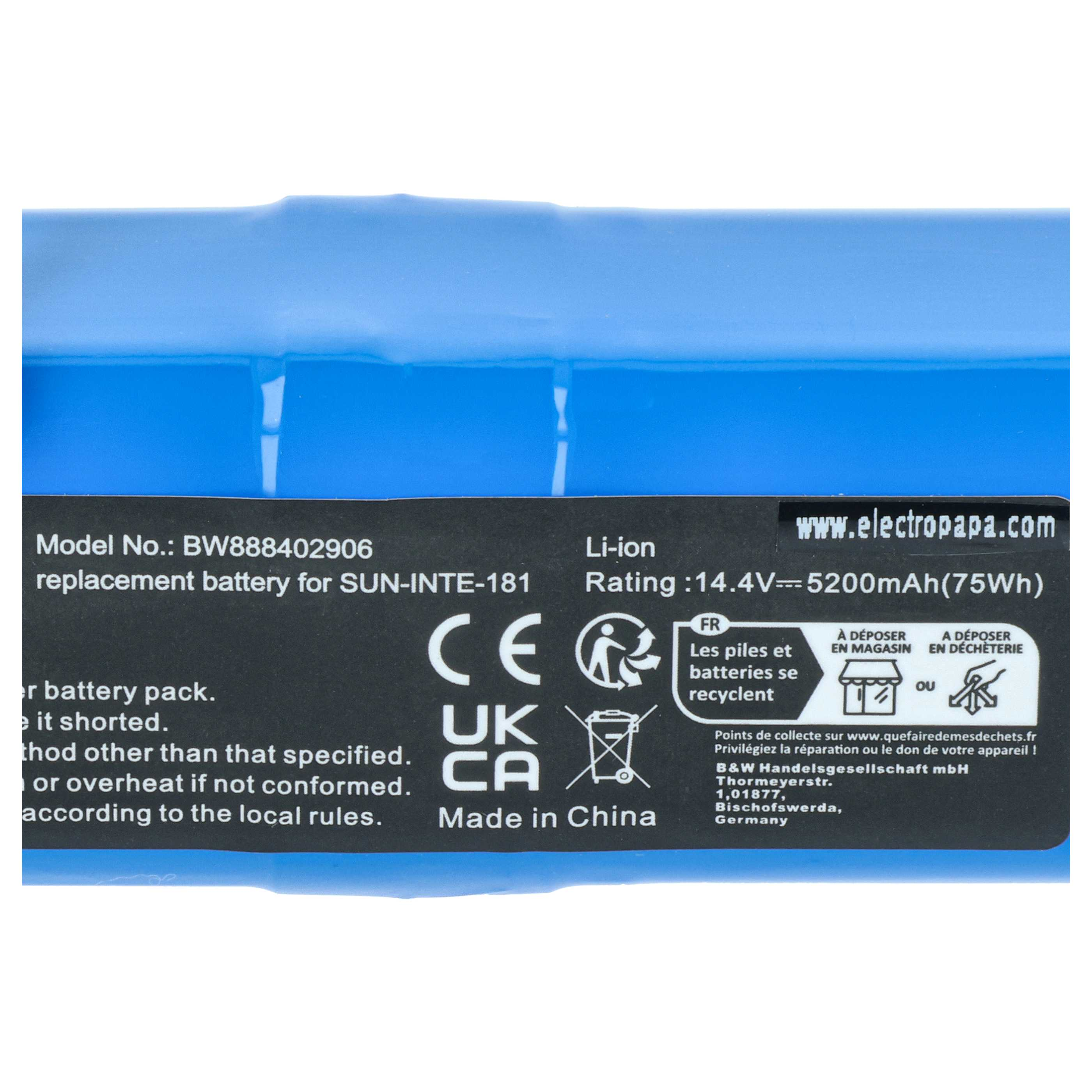 Nahaufnahme eines blauen Li-Ionen-Ersatzakku-Etiketts mit Modellnummer, elektrischen Werten und Recyclingsymbolen.