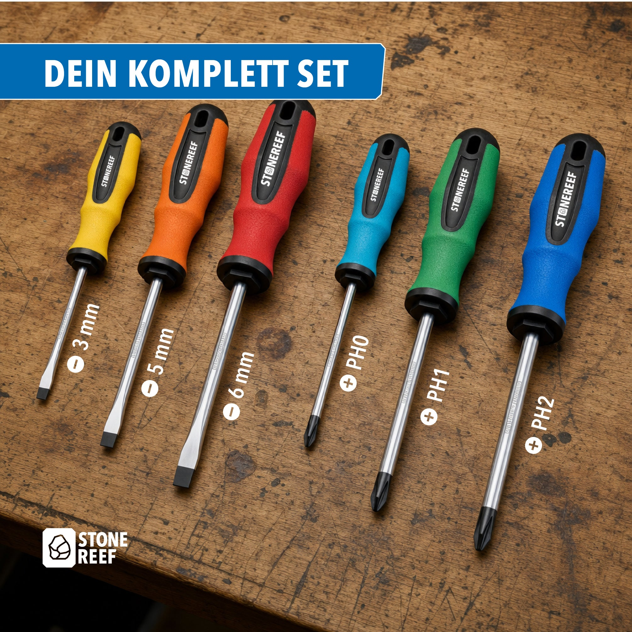 Sechs bunte Schraubenzieher mit verschiedenen Größen liegen auf einer Holzwerkbank.